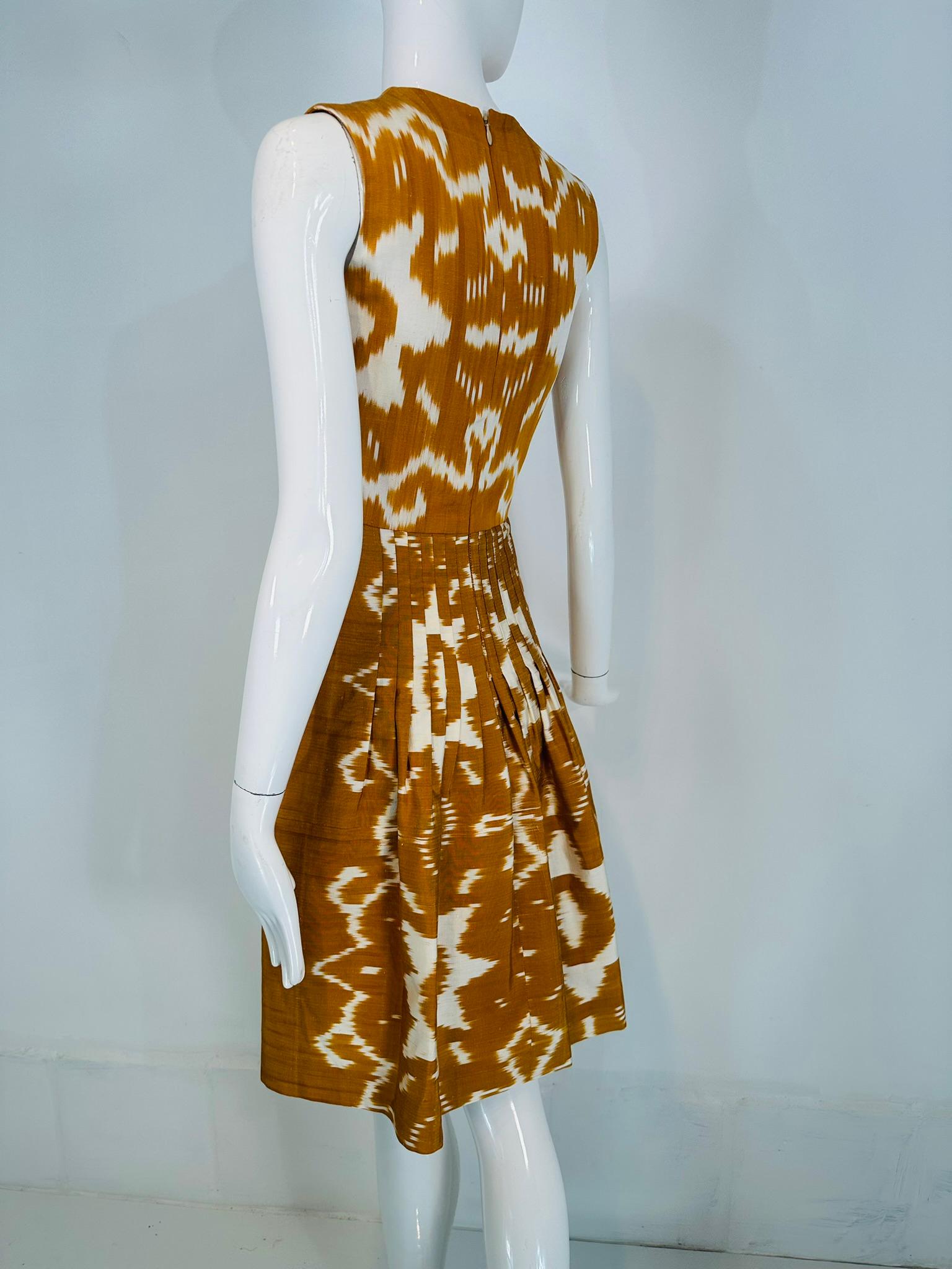 Oscar De La Renta S/S 2008 Vestido sin mangas de Ikat de seda flameada dorado y blanco 2 en venta 8