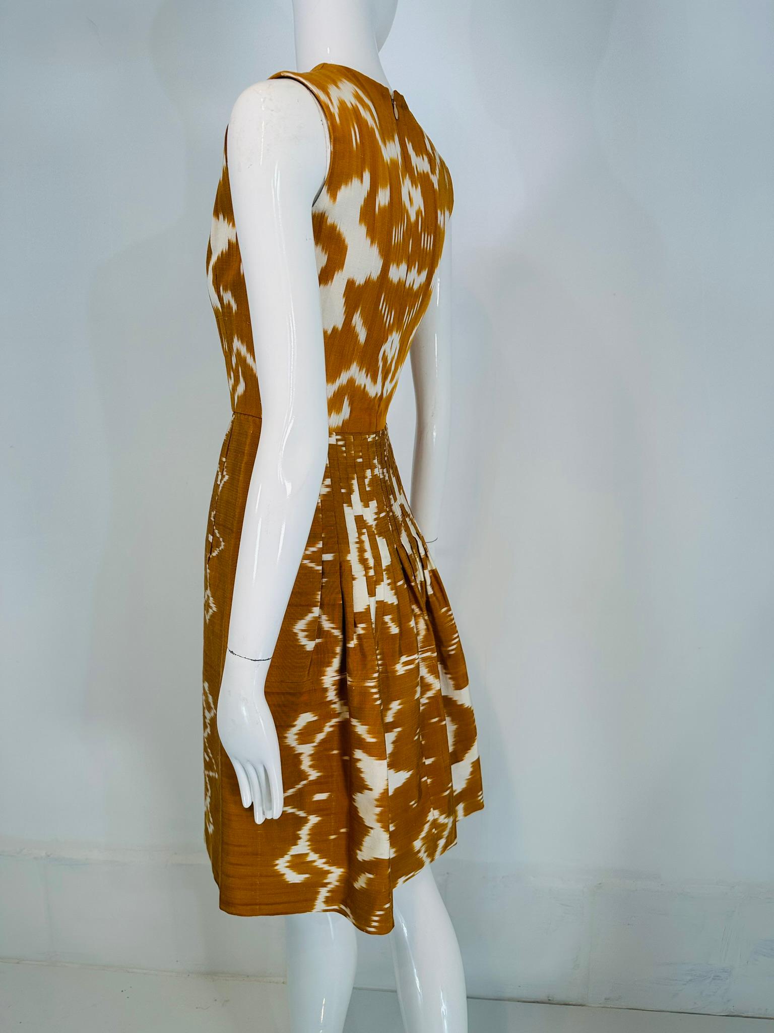 Oscar De La Renta S/S 2008 Vestido sin mangas de Ikat de seda flameada dorado y blanco 2 en venta 9