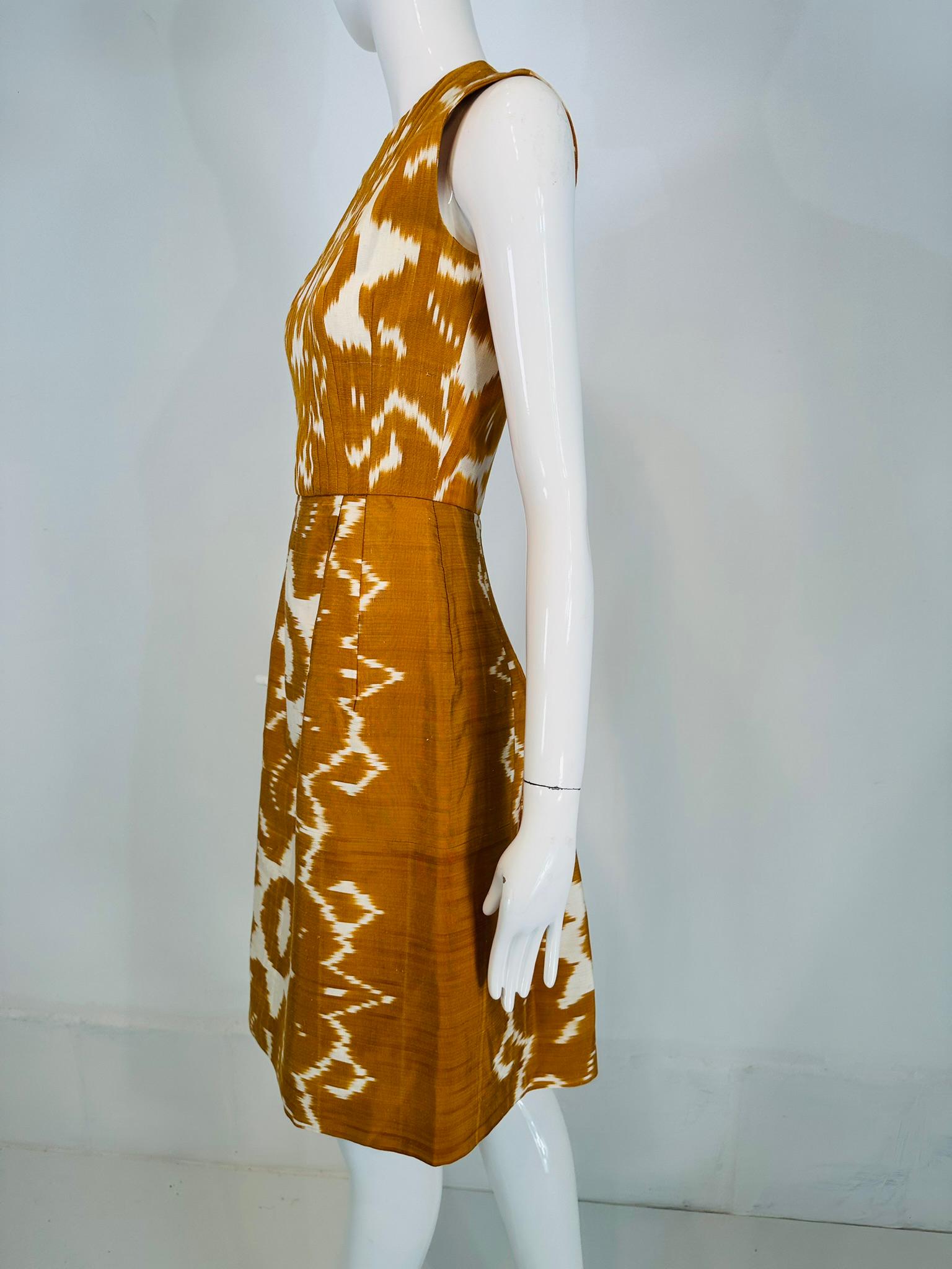 Oscar De La Renta S/S 2008 Vestido sin mangas de Ikat de seda flameada dorado y blanco 2 en venta 10