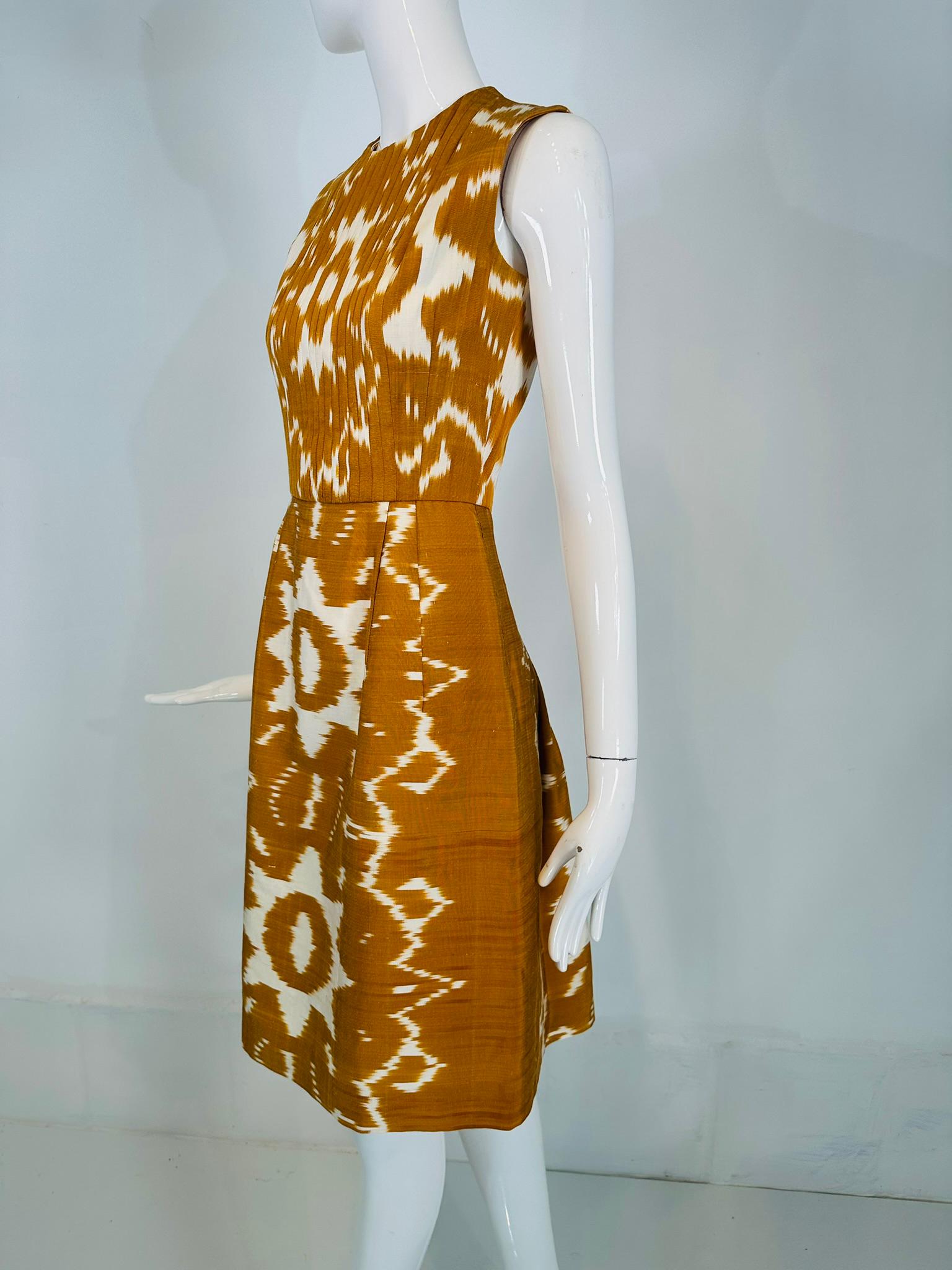 Oscar De La Renta S/S 2008 Vestido sin mangas de Ikat de seda flameada dorado y blanco 2 en venta 11