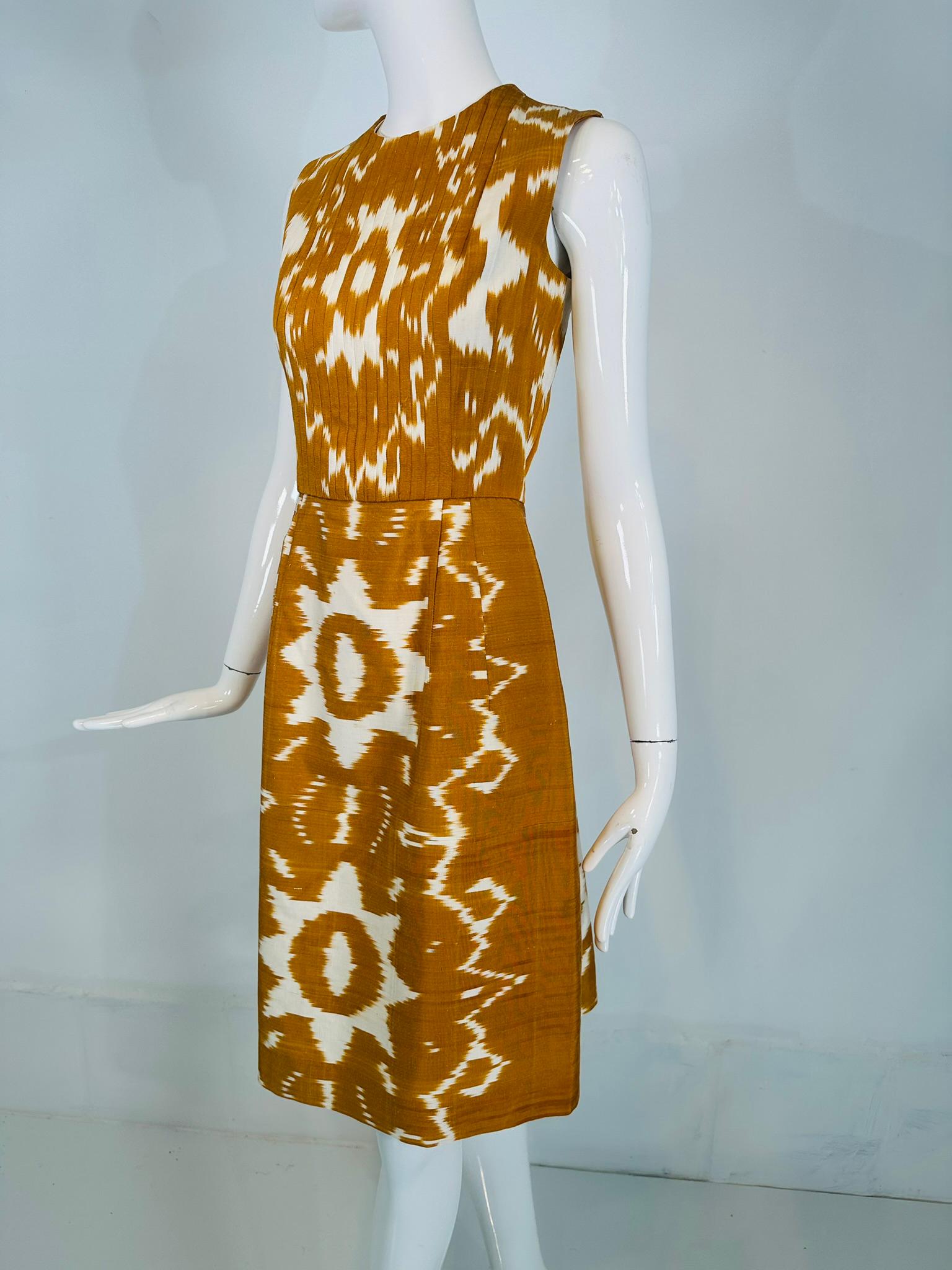 Oscar De La Renta S/S 2008 Vestido sin mangas de Ikat de seda flameada dorado y blanco 2 en venta 12