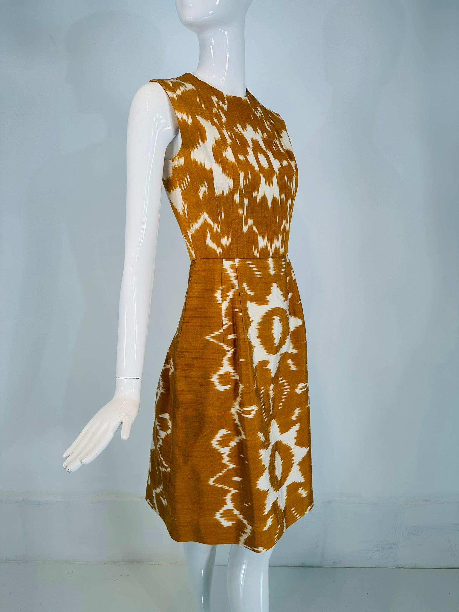 Oscar De La Renta S/S 2008 Vestido sin mangas de Ikat de seda flameada dorado y blanco 2 Marrón en venta