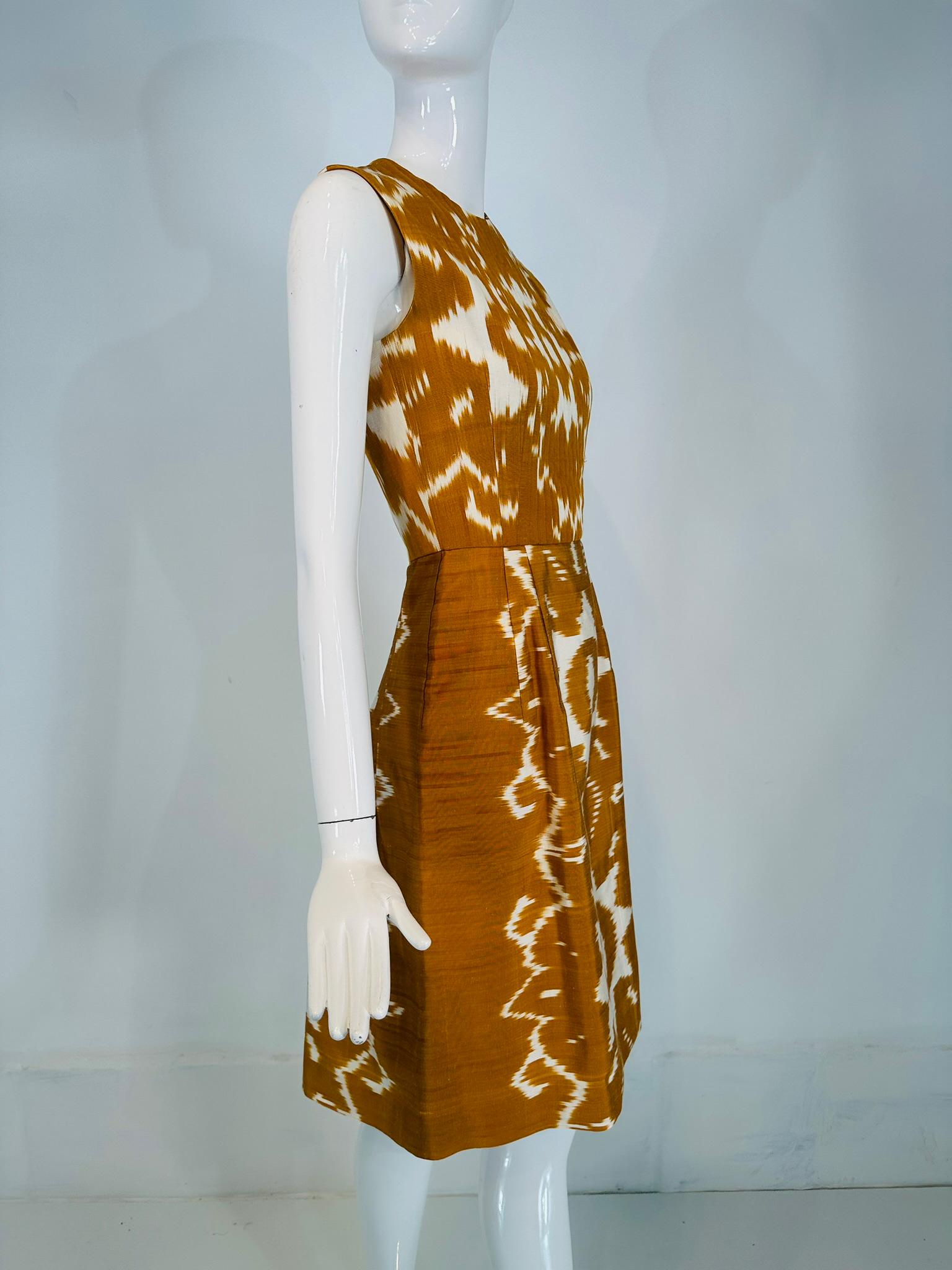 Oscar De La Renta S/S 2008 Vestido sin mangas de Ikat de seda flameada dorado y blanco 2 en Bueno estado para la venta en West Palm Beach, FL