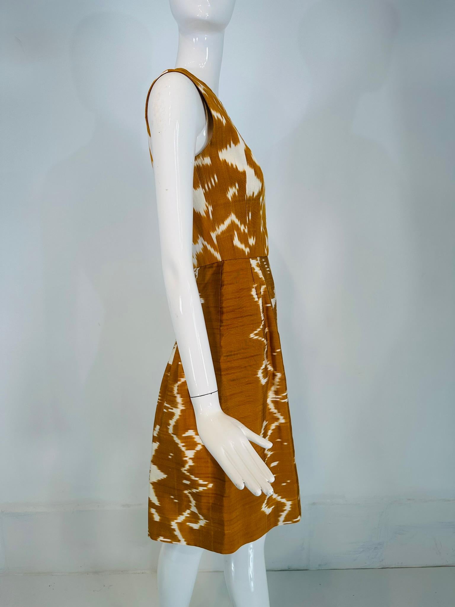 De las mujeres Oscar De La Renta S/S 2008 Vestido sin mangas de Ikat de seda flameada dorado y blanco 2 en venta