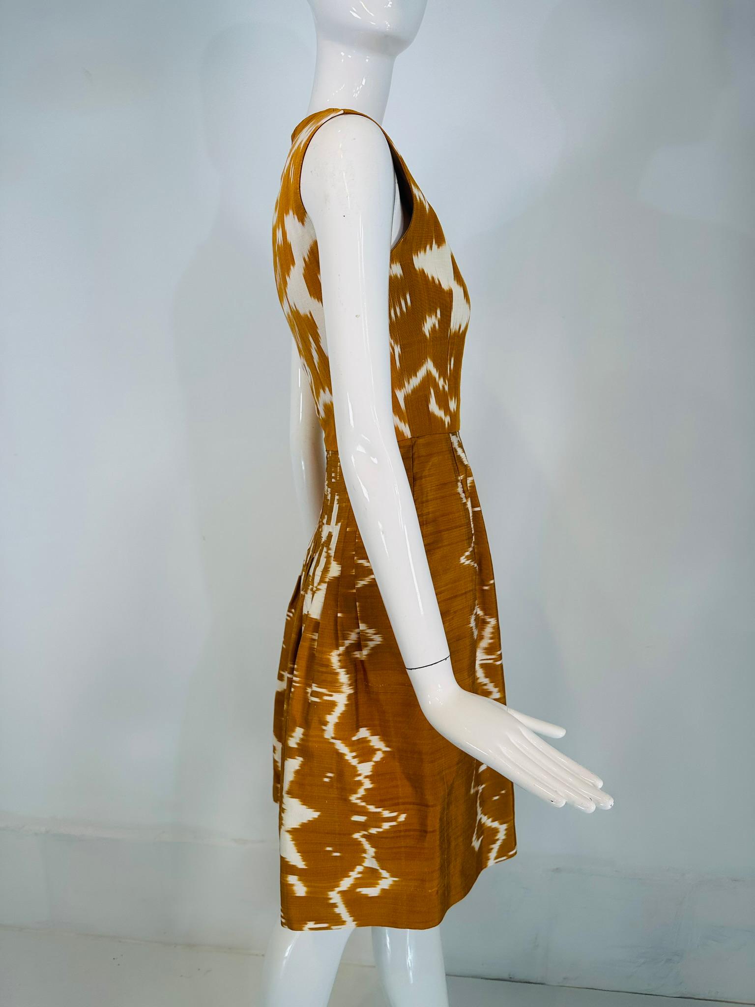 Oscar De La Renta S/S 2008 Vestido sin mangas de Ikat de seda flameada dorado y blanco 2 en venta 2