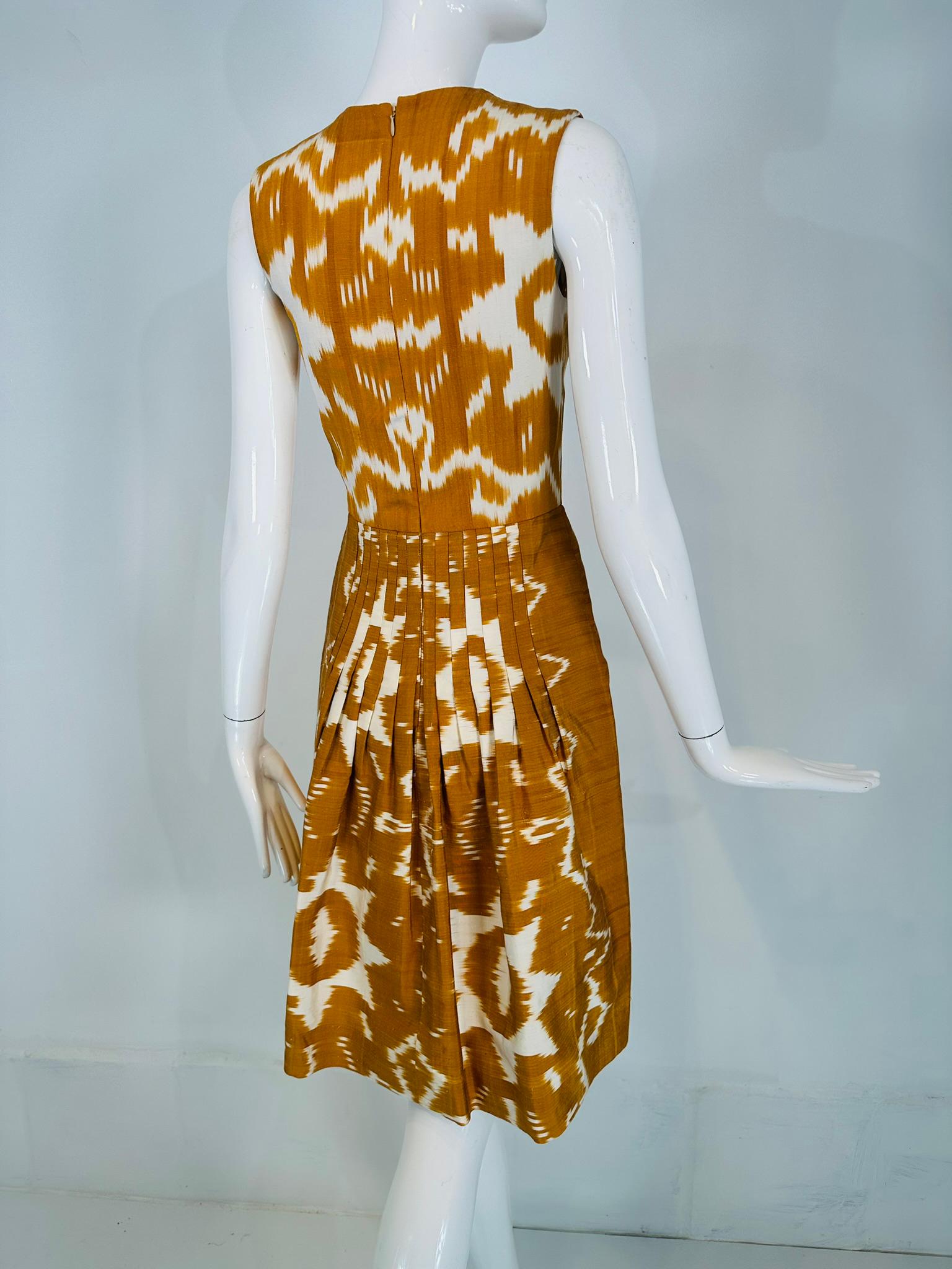 Oscar De La Renta S/S 2008 Vestido sin mangas de Ikat de seda flameada dorado y blanco 2 en venta 4