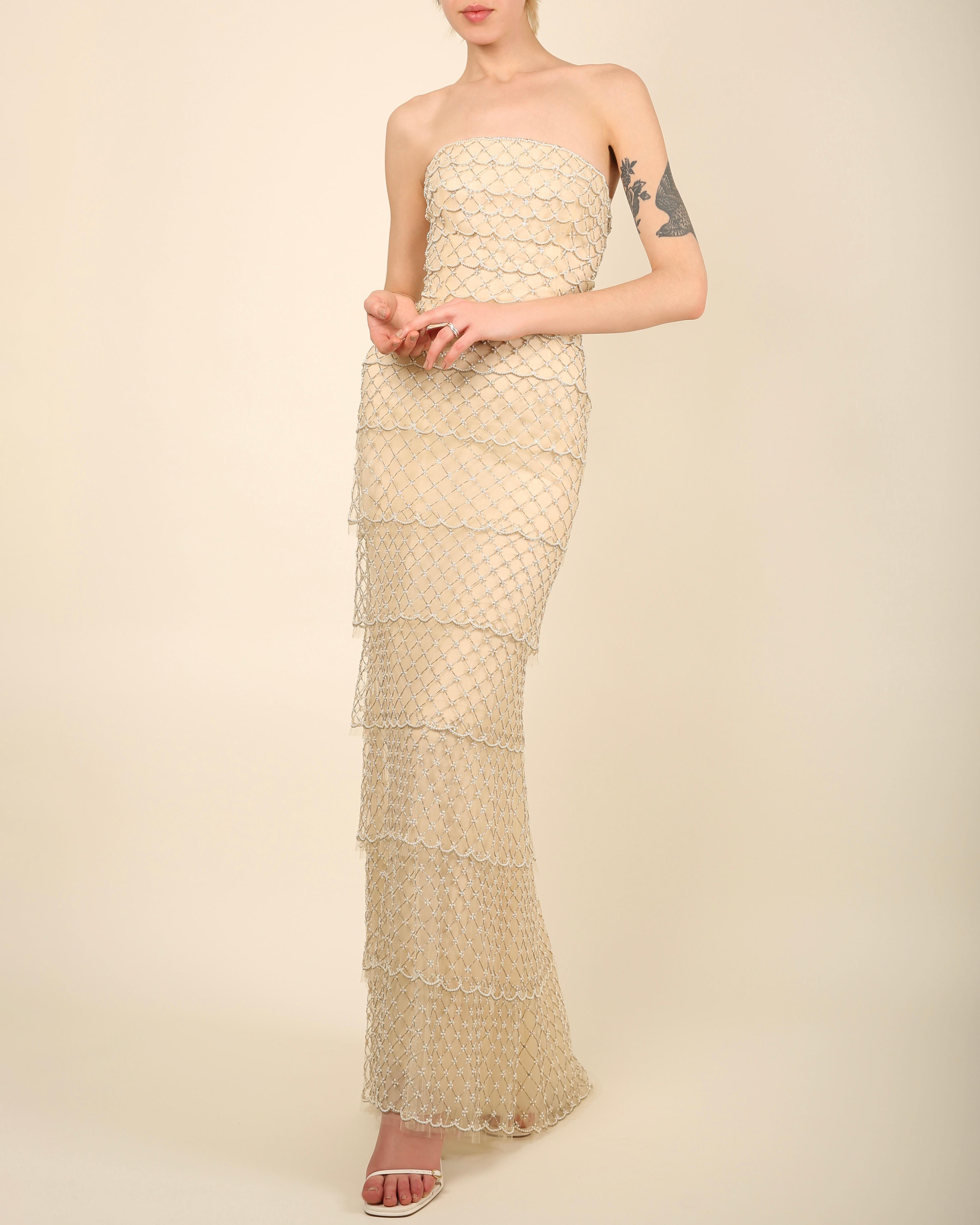 LOVE LALI Vintage By

Ein unglaublich seltenes Kleid von Oscar de la Renta Frühjahr/Sommer 2014
Champagnerfarbenes, trägerloses, bodenlanges Kleid aus Seide - auch als Alternative zu Weiß ein wunderschönes Hochzeitskleid
Besteht aus vier Lagen - die