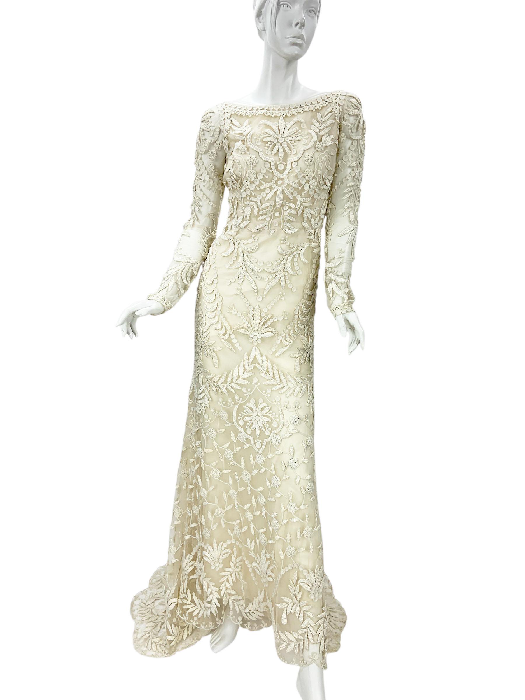 L'abito da sposa ricamato in pizzo francese color avorio di Oscar De La Renta incarna un'eleganza senza tempo, una squisita fattura e dettagli romantici.
Motivo floreale ricamato, corpetto aderente e gonna fluida con bordo a smerlo, maniche lunghe