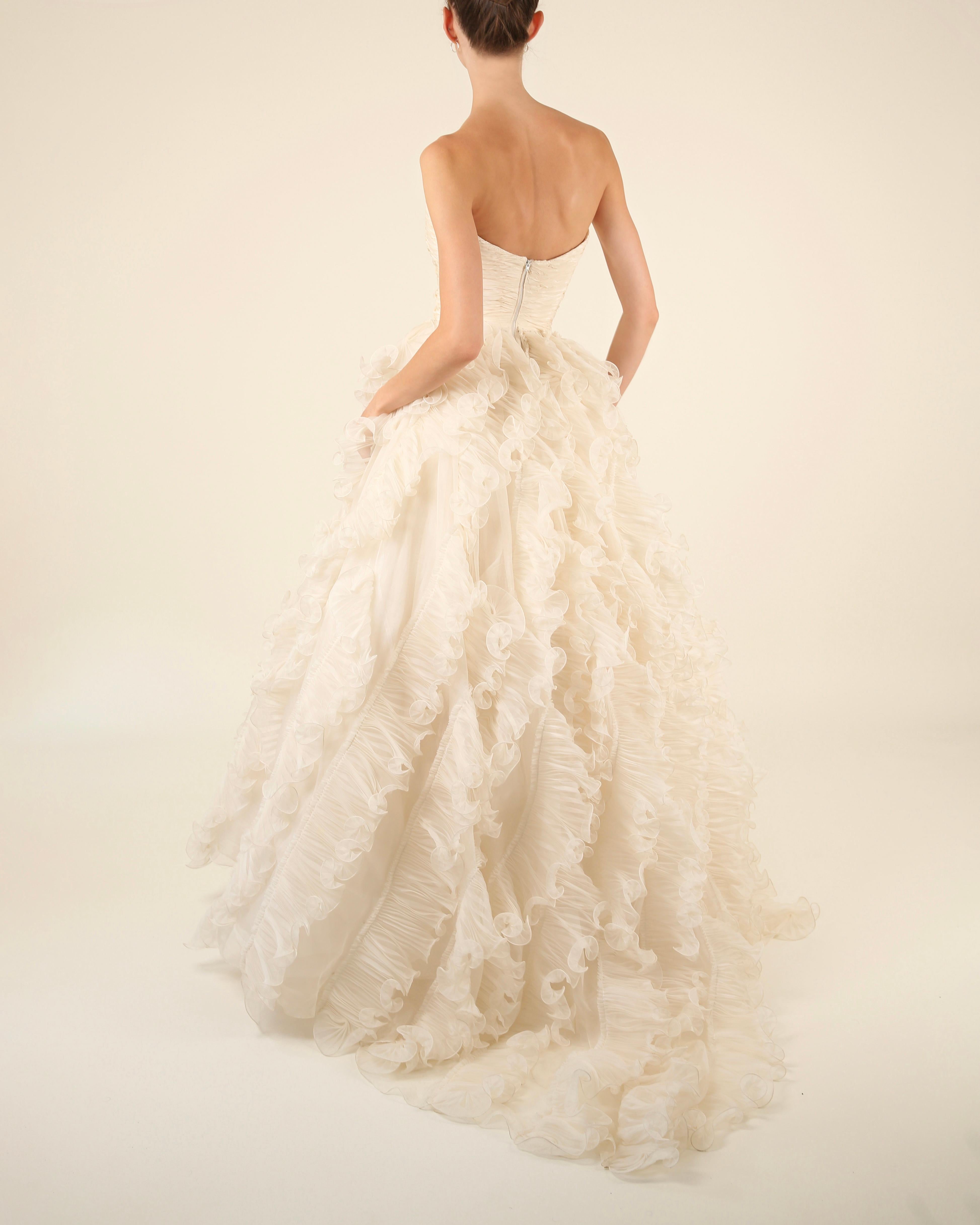 Oscar de la Renta S/S08 bridal ivory strapless vintage ruffle wedding dress gown For Sale 3