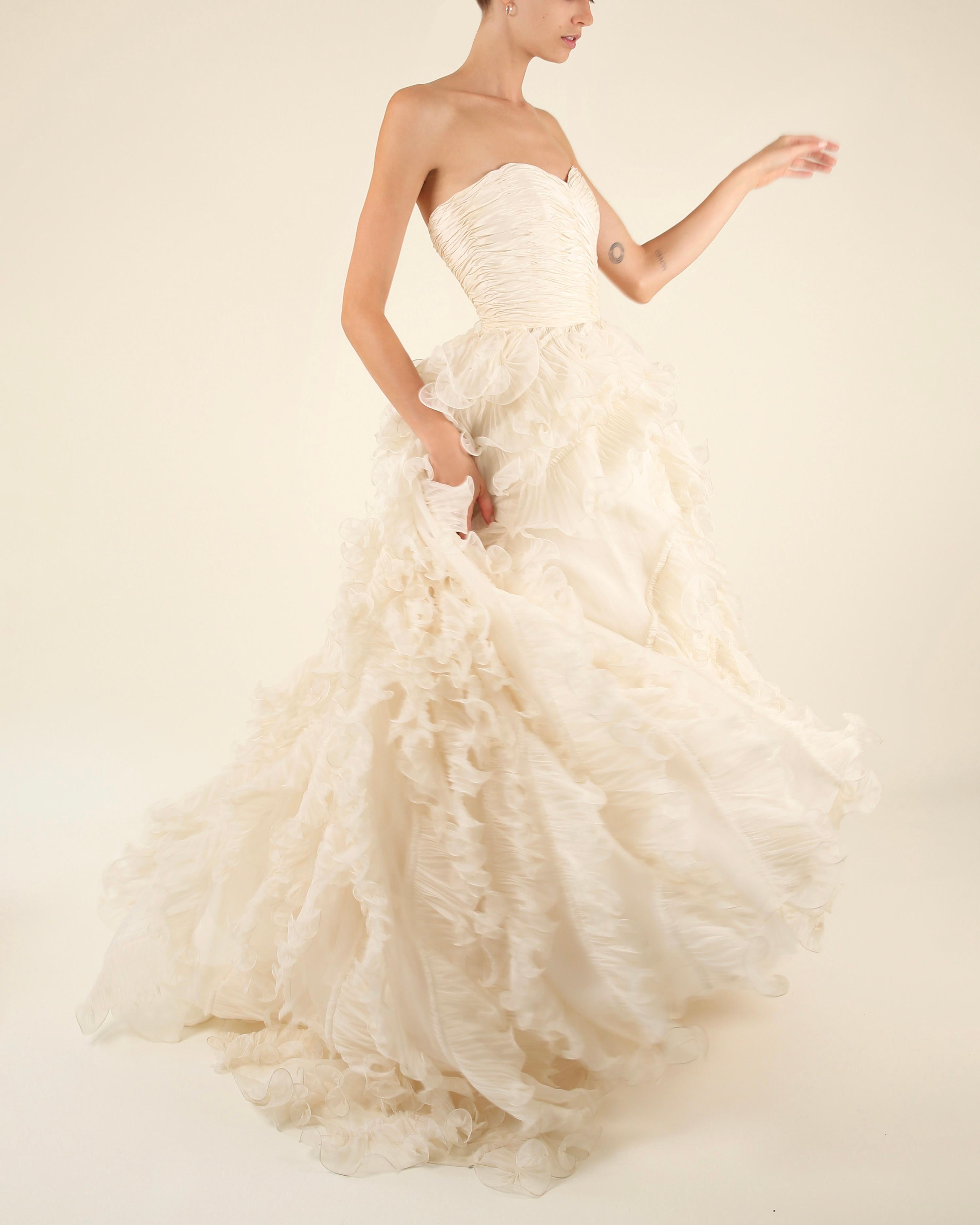Oscar de la Renta S/S08 bridal ivory strapless vintage ruffle wedding dress gown For Sale 8