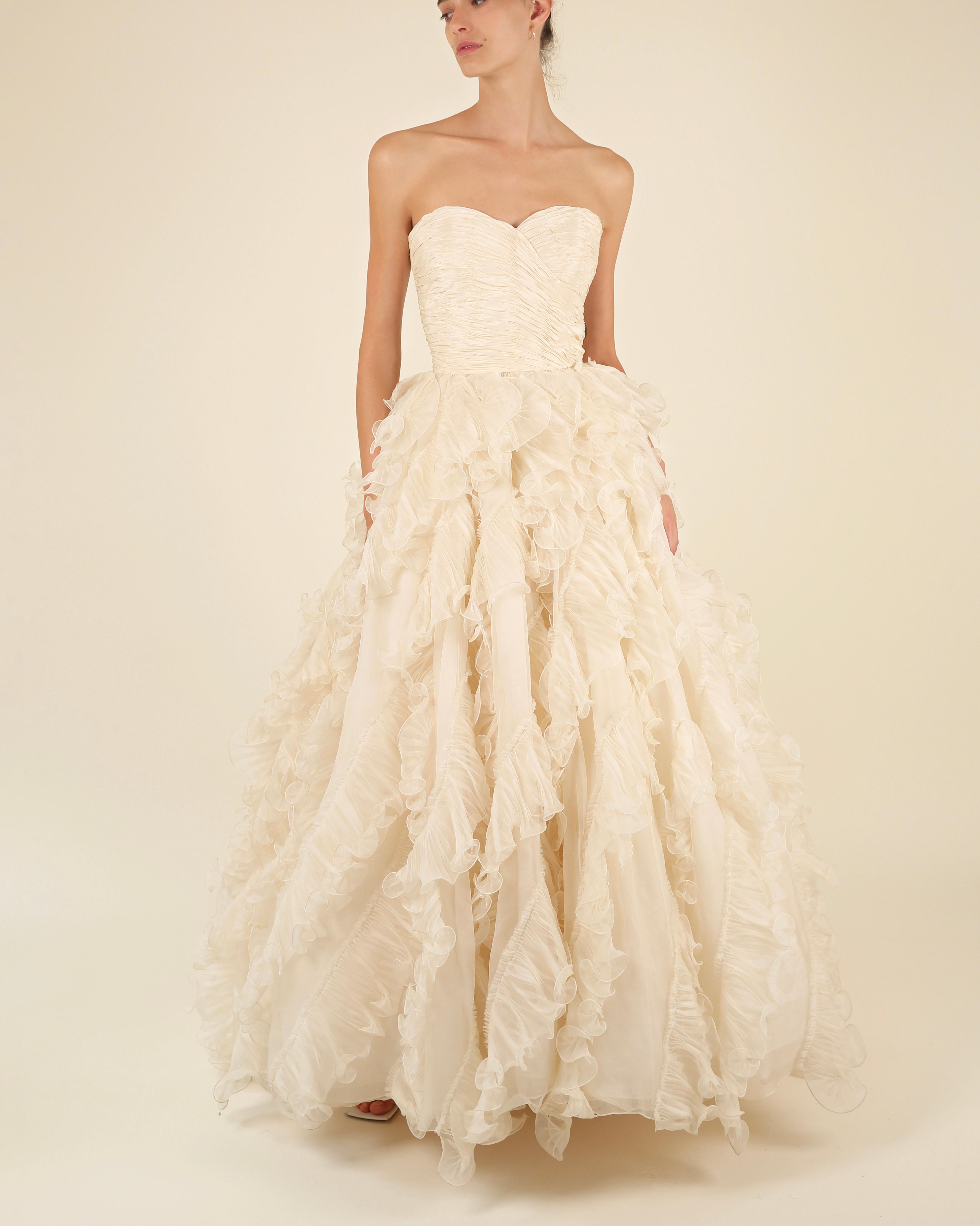Oscar de la Renta S/S08 bridal ivory strapless vintage ruffle wedding dress gown In Fair Condition For Sale In Paris, FR