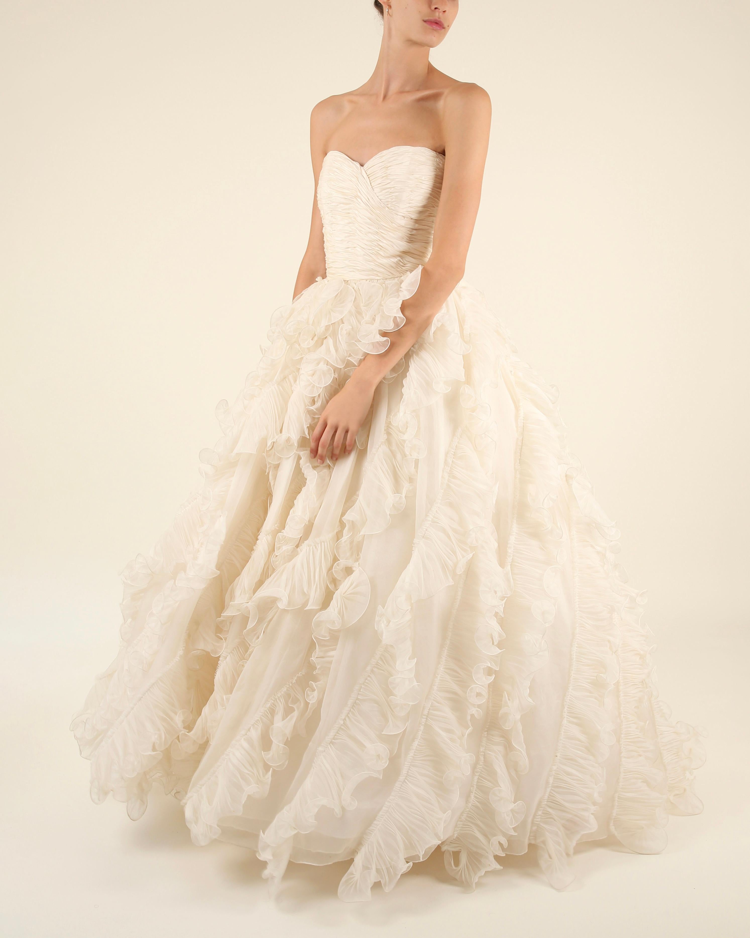 Women's Oscar de la Renta S/S08 bridal ivory strapless vintage ruffle wedding dress gown For Sale