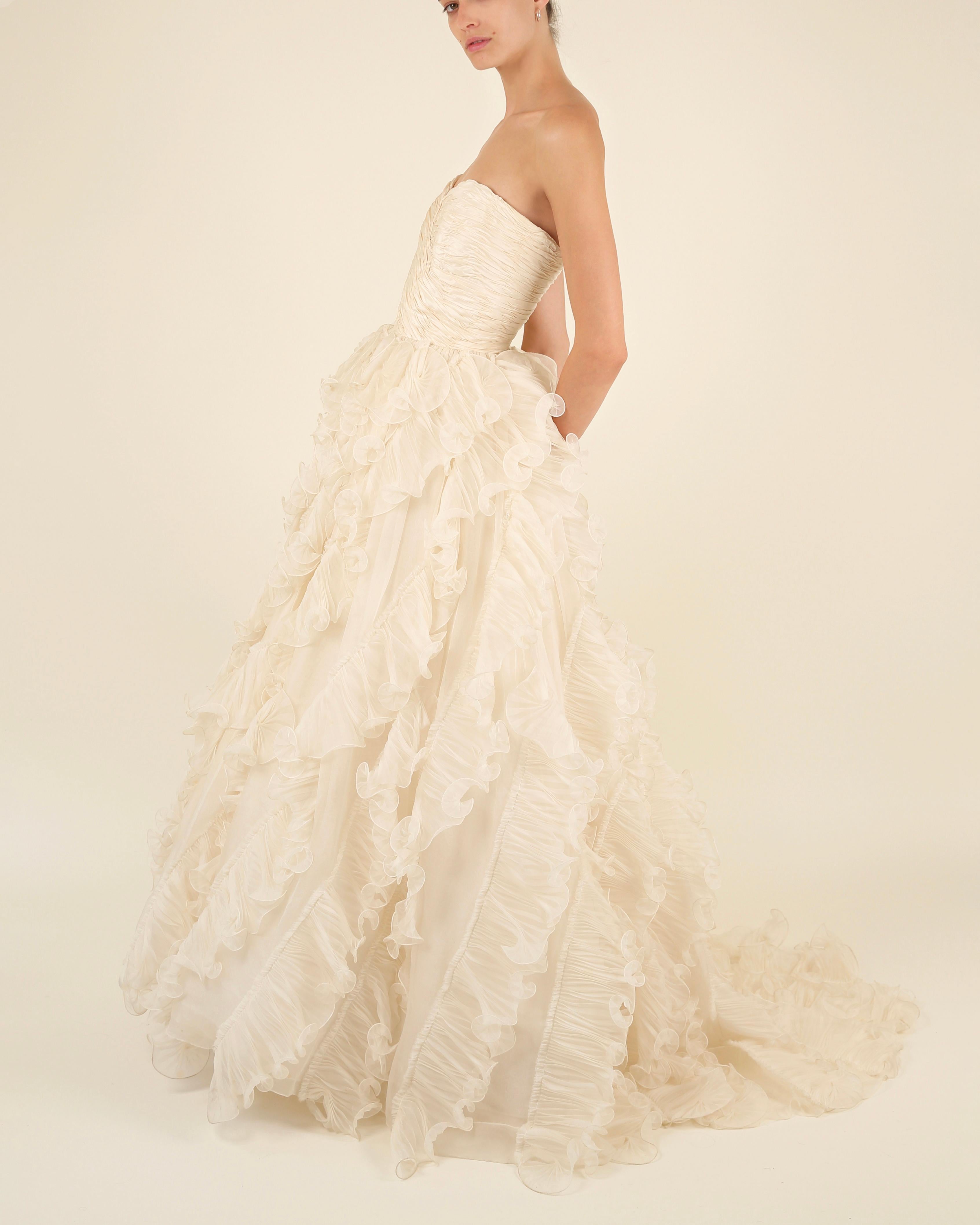 Oscar de la Renta S/S08 bridal ivory strapless vintage ruffle wedding dress gown For Sale 2
