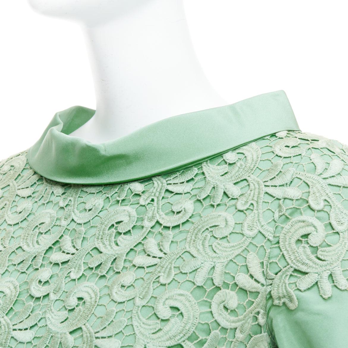 OSCAR DE LA RENTA S12 100%  abito verde in pizzo di cotone e seta con collo alto US0 XS
Riferimento: LNKO/A02509
Marchio: Oscar De La Renta
Collezione: S12
Materiale: Seta, Cotone
Colore: verde
Modello: Floreale
Chiusura: zip
Fodera: Seta