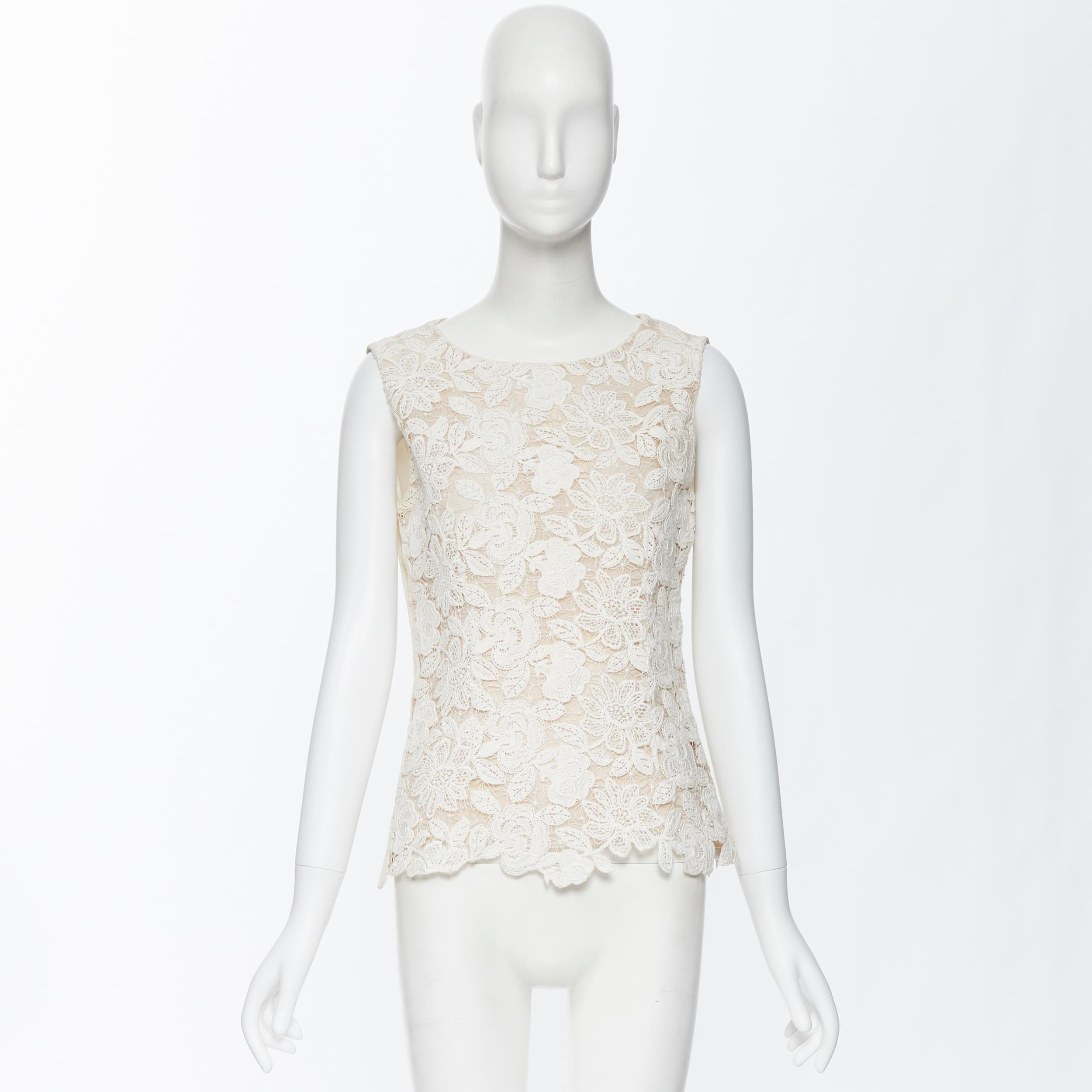 OSCAR DE LA RENTA S15 cream beige lace front silk back sleeveless top US6
Brand: Oscar de la Renta
Designer: Oscar de la Renta
Model Name / Style: Lace top
Material: Silk
Color: Beige
Pattern: Floral
Extra Detail: Fitted dart seams
Made in: