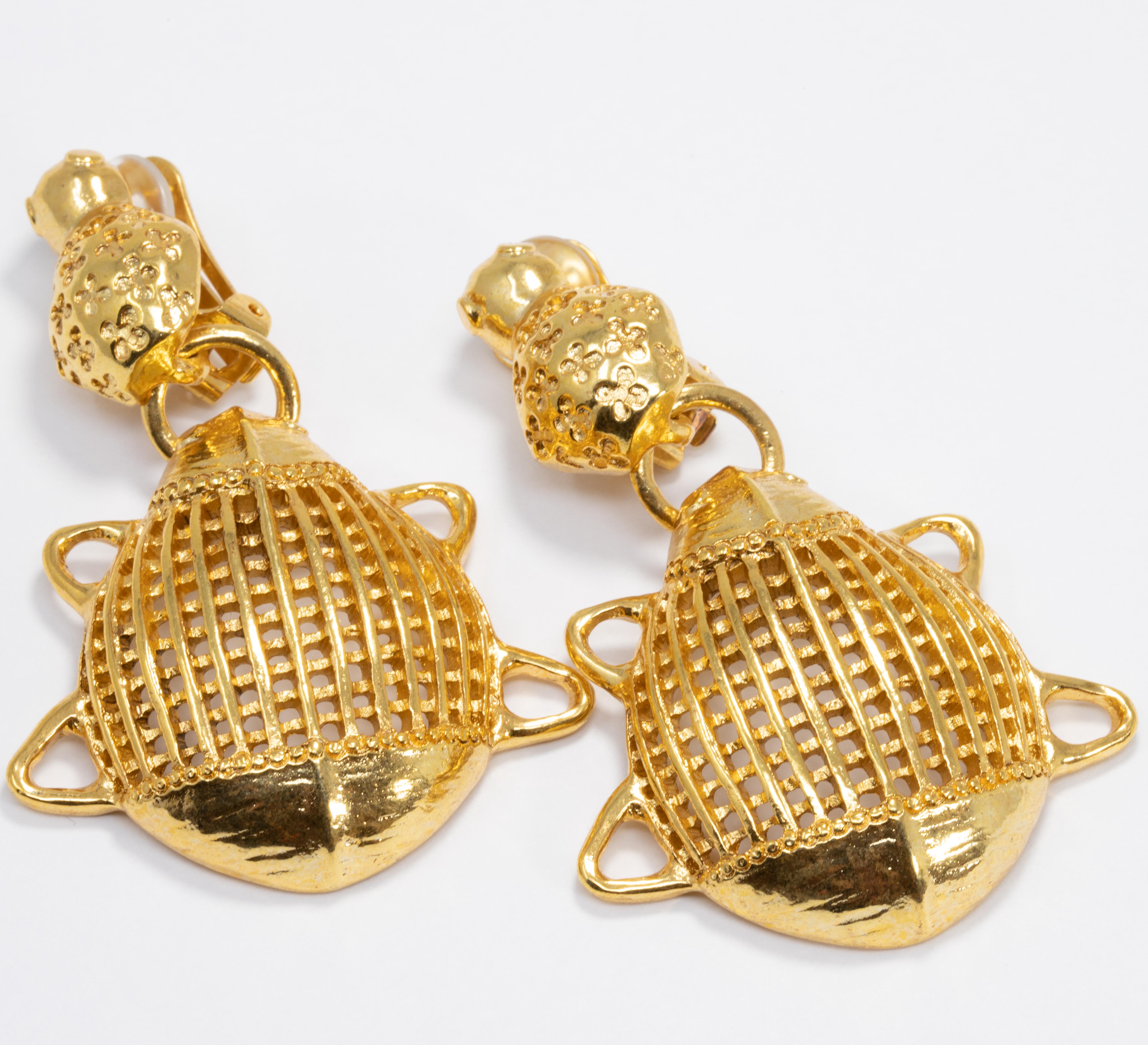 Luxurious clip on earrings in Oscar de la Renta's signature style. A pair of elegant gold-plated stylized scarabs!

Hallmarks: Oscar de la Renta, Made in USA