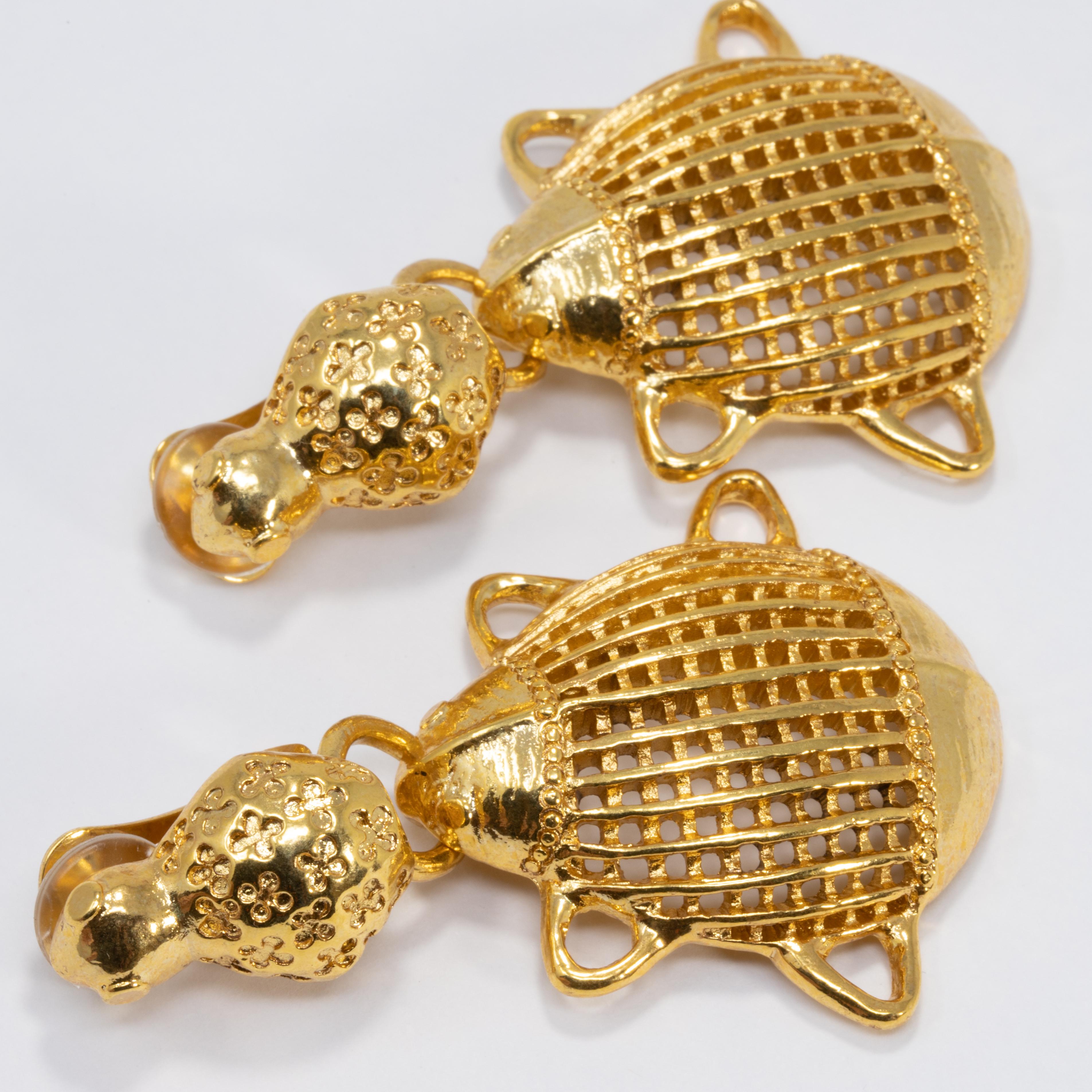 Oscar de la Renta Clips d'oreilles pendants en forme de scarabée en or Neuf - En vente à Milford, DE