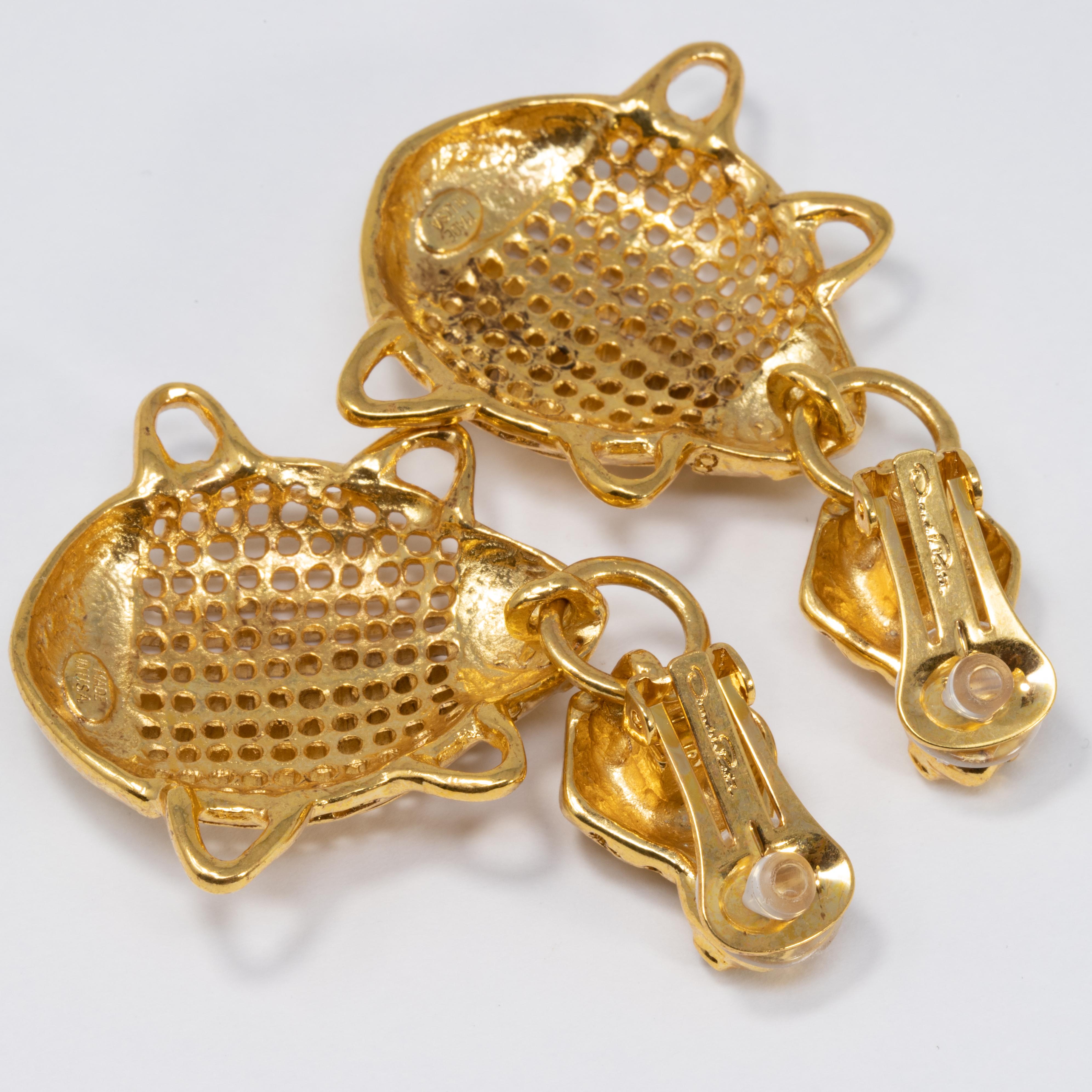 Oscar de la Renta Clips d'oreilles pendants en forme de scarabée en or Unisexe en vente