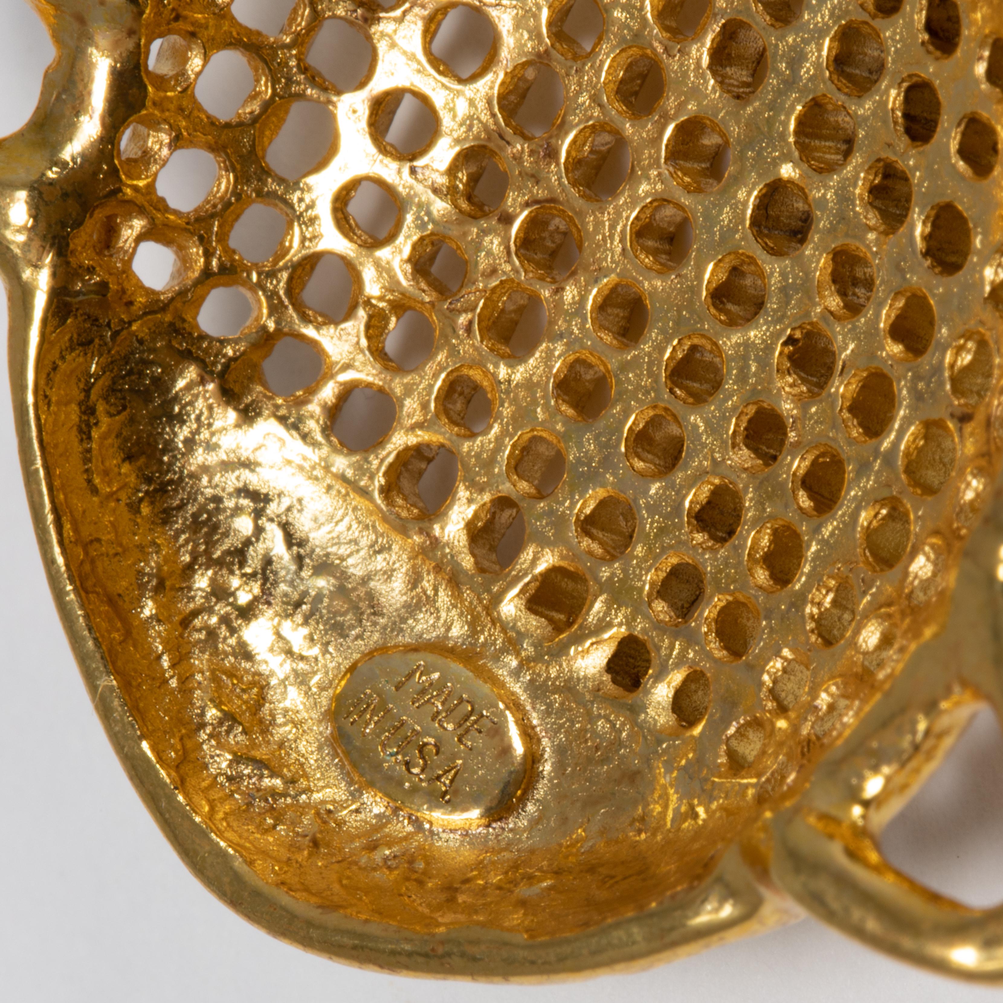 Oscar de la Renta Clips d'oreilles pendants en forme de scarabée en or en vente 1