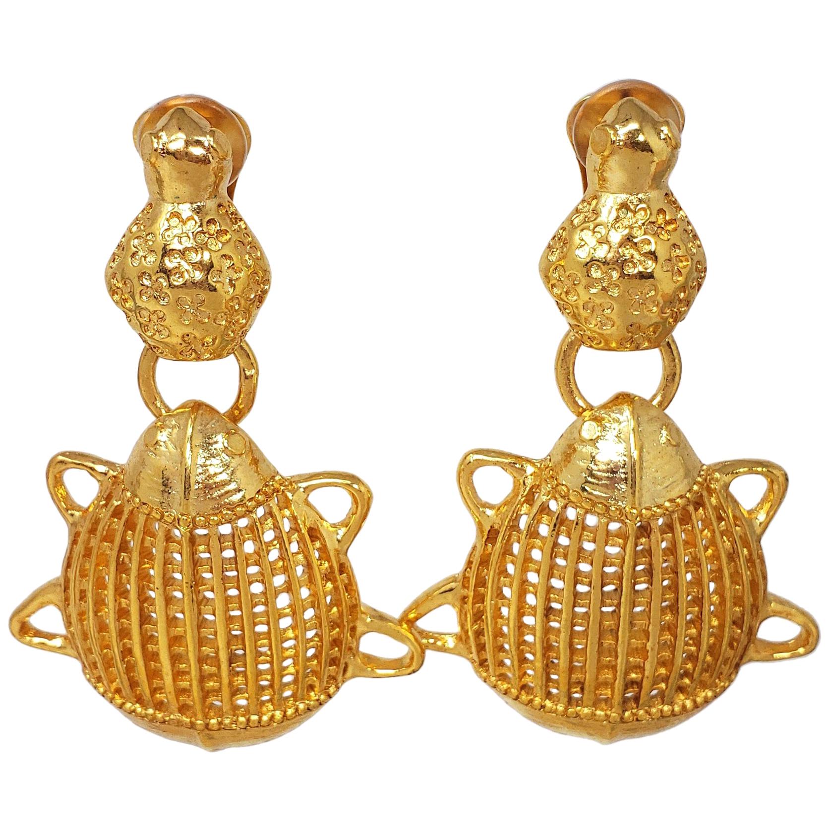 Oscar de la Renta Clips d'oreilles pendants en forme de scarabée en or en vente