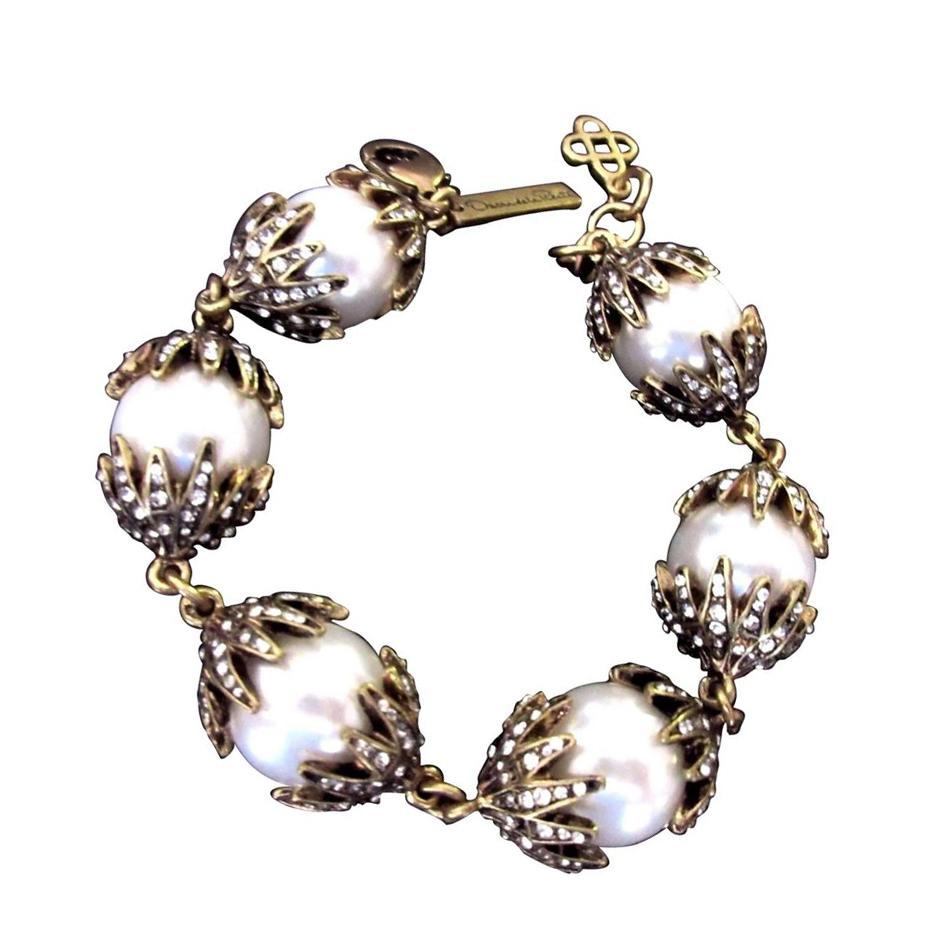 Oscar De La Renta Signed Faux Pearl and Faux Diamond Statement Bracelet In Excellent Condition In Montreal, QC
