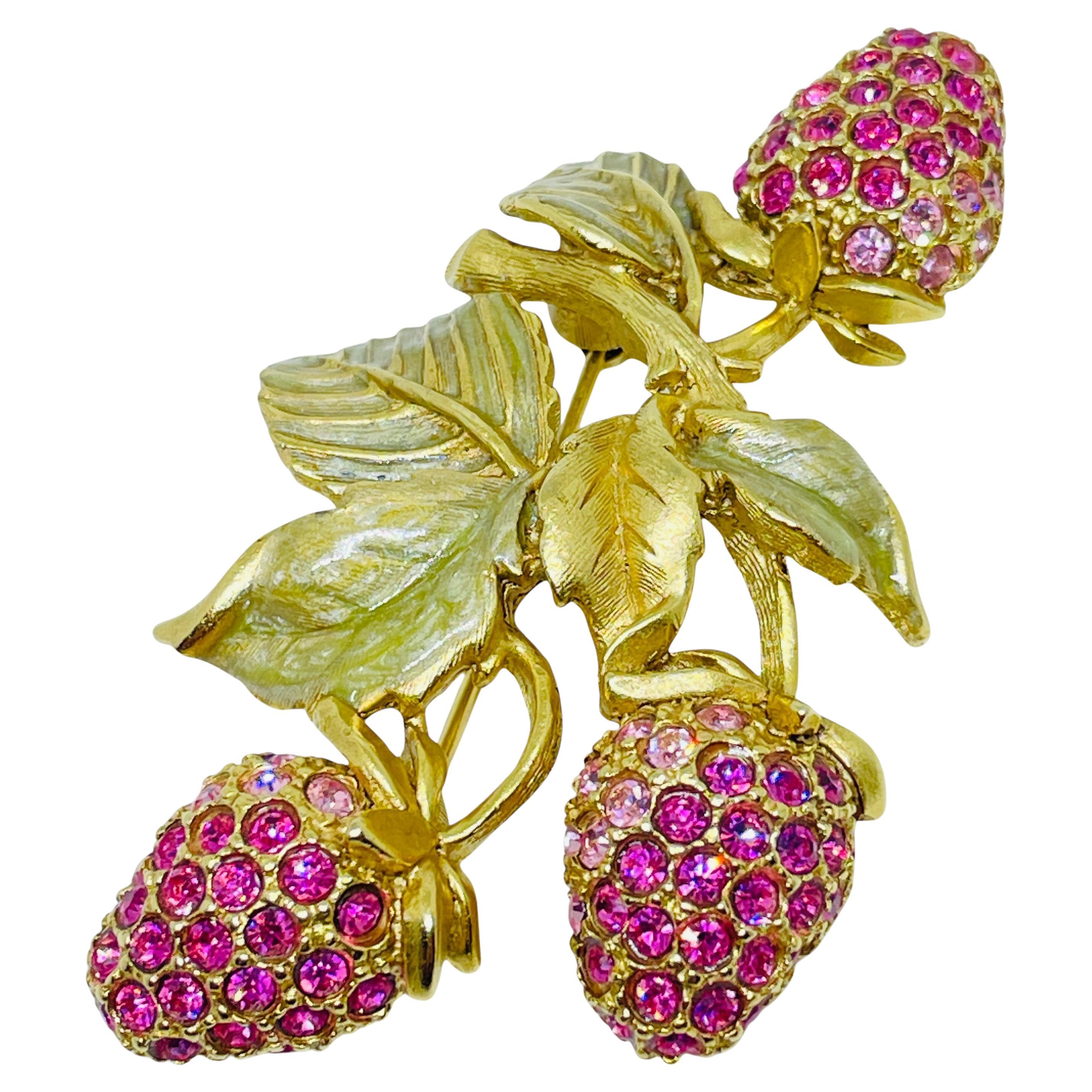 Oscar De La Renta spilla firmata con fragole in strass rosa tono oro