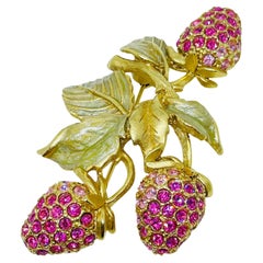 Oscar De La Renta spilla firmata con fragole in strass rosa tono oro