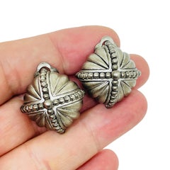OSCAR DE LA RENTA signed vintage silver tone etruscan designer clip on earrings