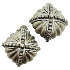 OSCAR DE LA RENTA signed vintage silver tone etruscan designer clip on earrings