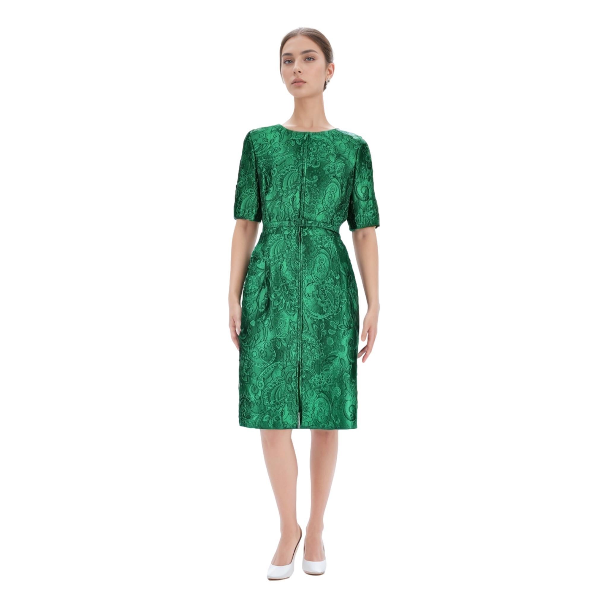 Oscar De La Renta Silk Blend Jacquard Dress

Green knee-length dress crafted in paisley jacquard and detailed with belted waist and centre zip closure.

Featuring short sleeves, round neckline and A-Line skirt; lined with silk.

Size –