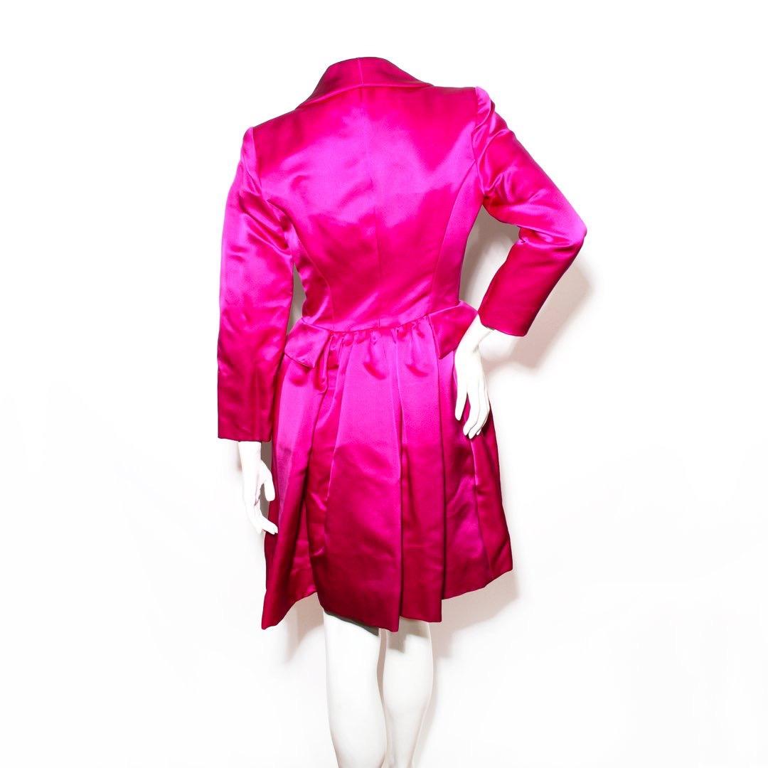 Satin coat by Oscar de la Renta 
Fuschia satin 
Snap front closure
Faux pockets 
Longsleeve 
Pleated skirt back 
Rhinestone snap detail 
Made in the U.S.A. 
Condition: Excellent, little to no visible wear. (see photos) 
Size/Measurements: