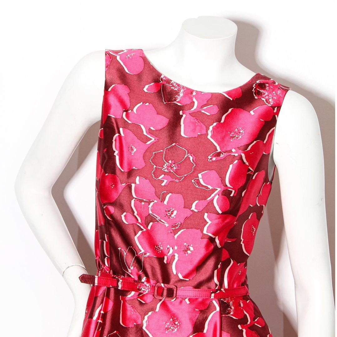 Silk floral dress by Oscar de la Renta
Spring 2016 RTW collection
Red and pink tones 
Floral pattern 
Sleeveless 
Zip back closure 
Pleated skirt 
Waist belt 
Made in Italy 
Condition: Excellent, little to no visible wear. (see photos)
