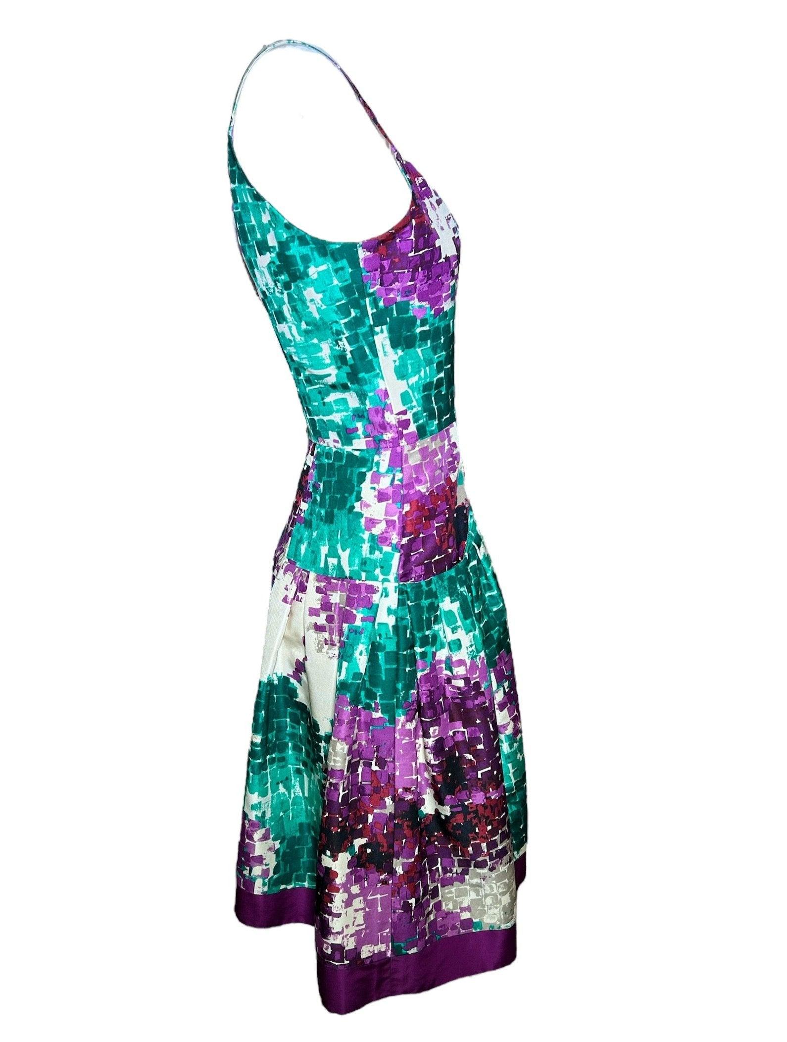 Faites un clin d'œil fantaisiste aux années 1950 avec cette robe vibrante et accrocheuse d'Oscar de la Renta. En accordant une grande attention aux détails, la créatrice a créé un vêtement impeccable qui rayonne d'élégance et de charme.

Bien que