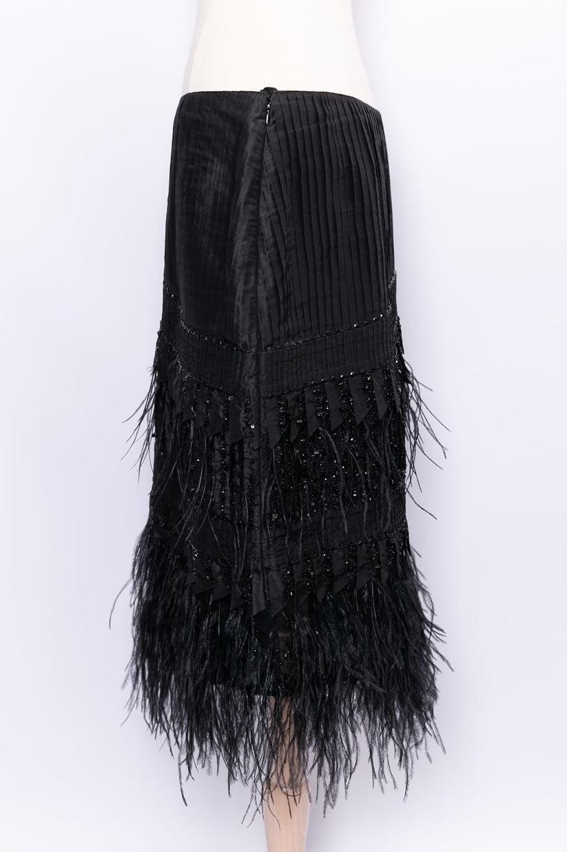 Oscar de la Renta - Pleated skirt composed of black silk embroidered with beads and ostrich feathers. Size 10.

Additional information: 

Dimensions: 
Waist: 40 cm (15.75