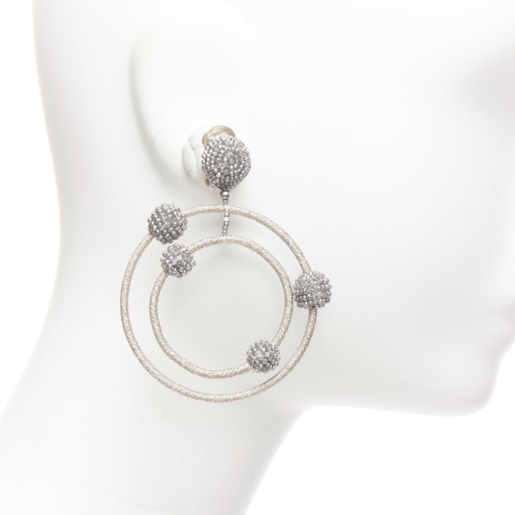 OSCAR DE LA RENTA - Boucles d'oreilles à clip en argent perlé à double orbite Paire en vente 1