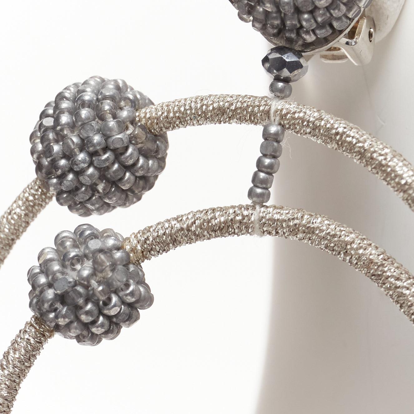 OSCAR DE LA RENTA - Boucles d'oreilles à clip en argent perlé à double orbite Paire en vente 2