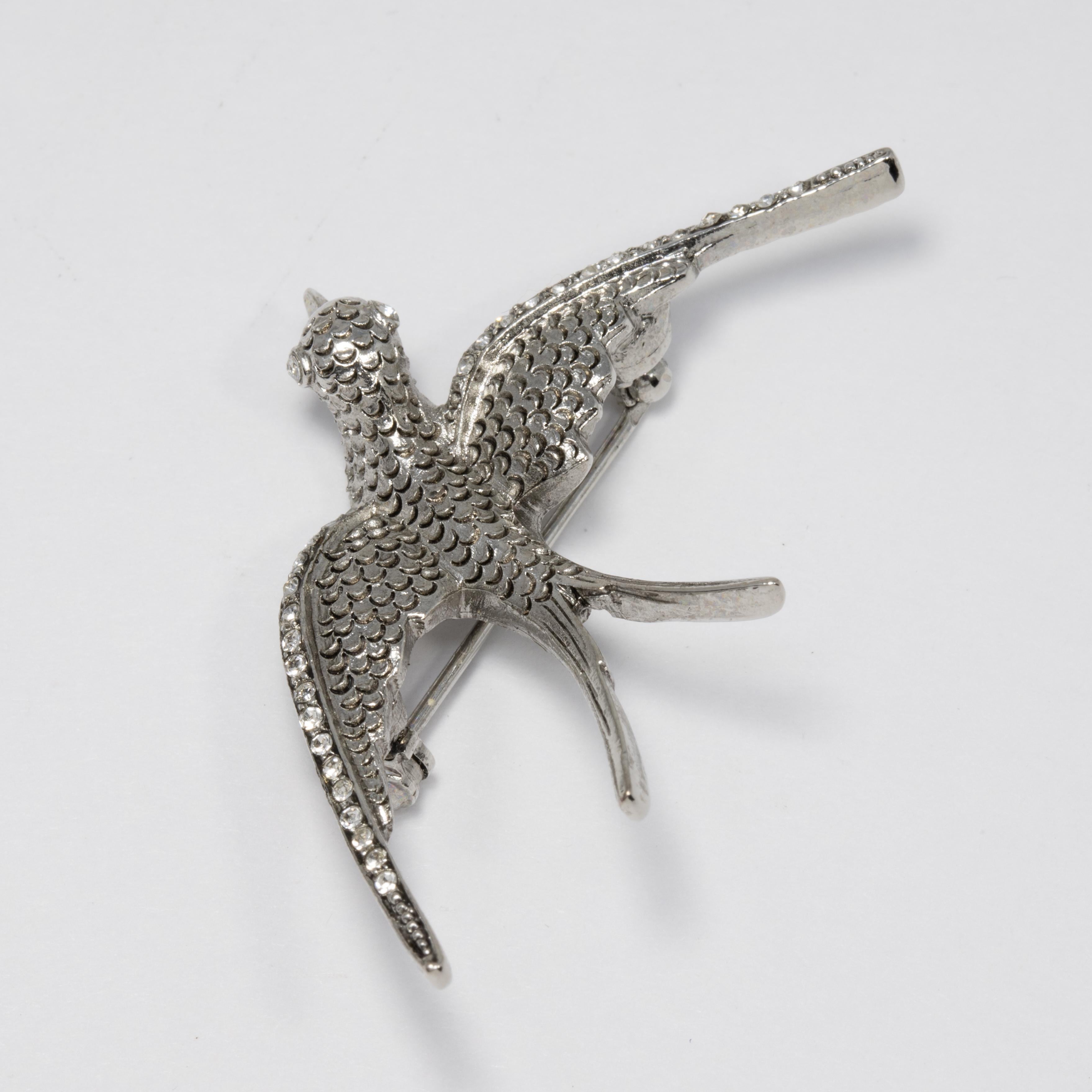 A sophisticated bird brooch by Oscar de la Renta, featuring a silver-tone dove accented with crystals.

Hallmarks: Oscar de la Renta, Made in USA