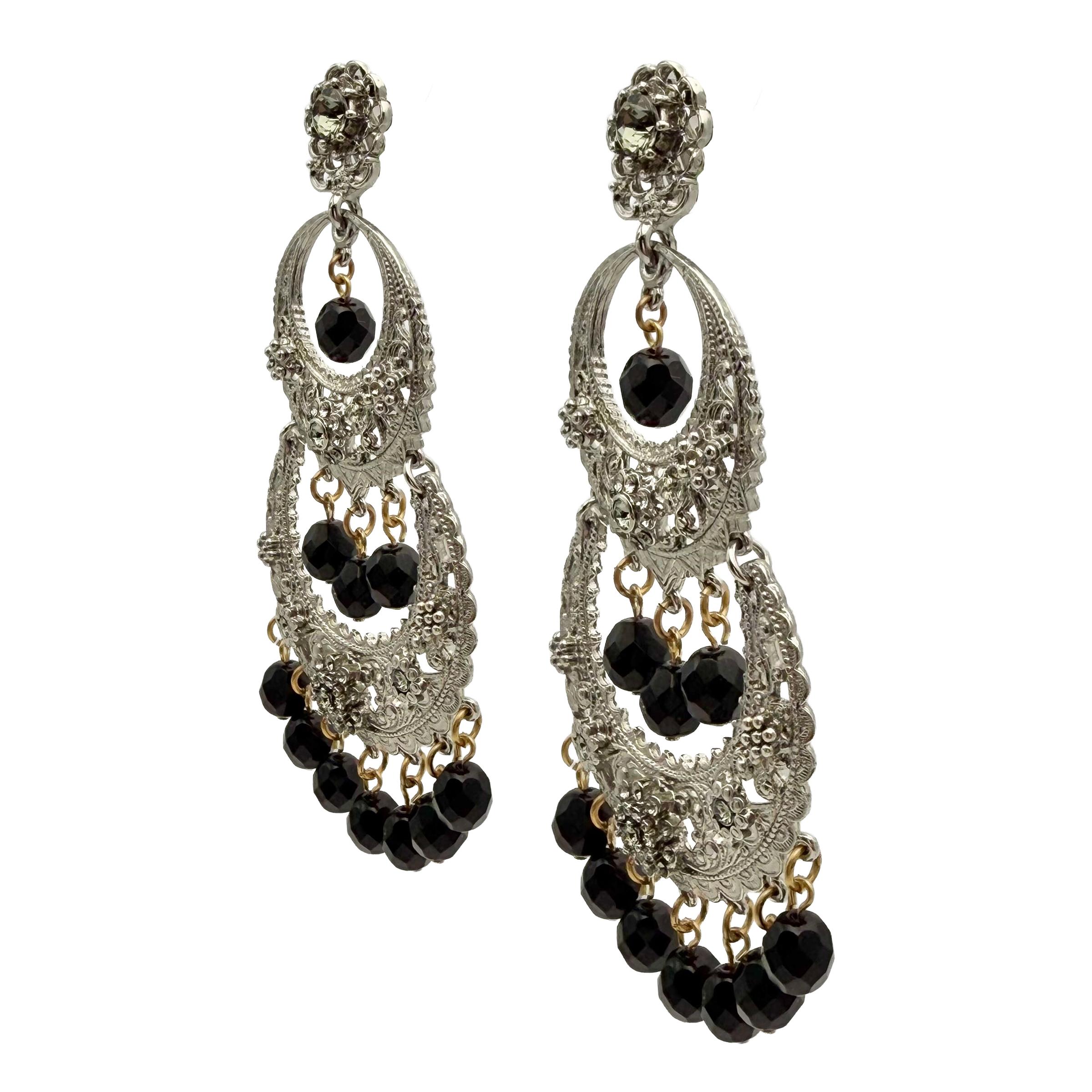 Oscar de la Renta filigrane silberfarbene Ohrringe aus schwarzem tschechischem Glas mit Kronleuchter-Clip. Luxuriöser Designer-Statement-Schmuck. 4
