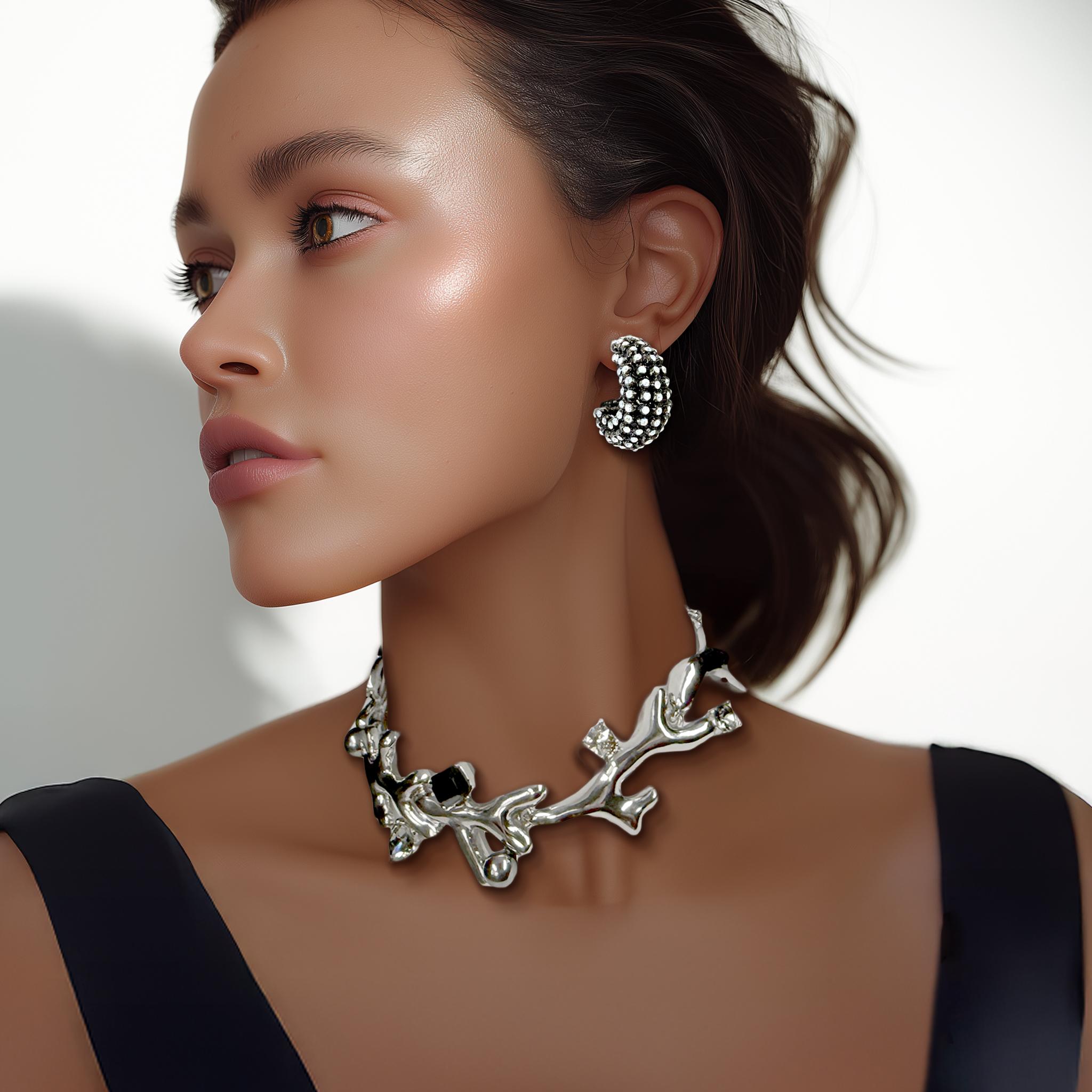 Oscar De La Renta, girocollo con ramo di corallo placcato in argento e ornato di cristalli Swarovski; un pezzo scultoreo che unisce la forma organica a un raffinato scintillio.

Questa collana girocollo di Oscar De La Renta presenta un motivo