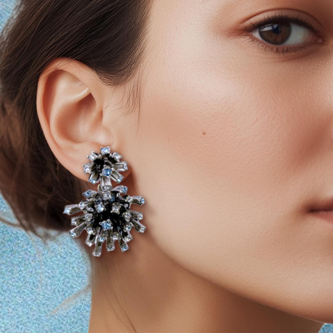 Oscar de la Renta Silvertone Starburst Drop Earrings with Swarovski Crystals In New Condition For Sale In Santa Monica, CA