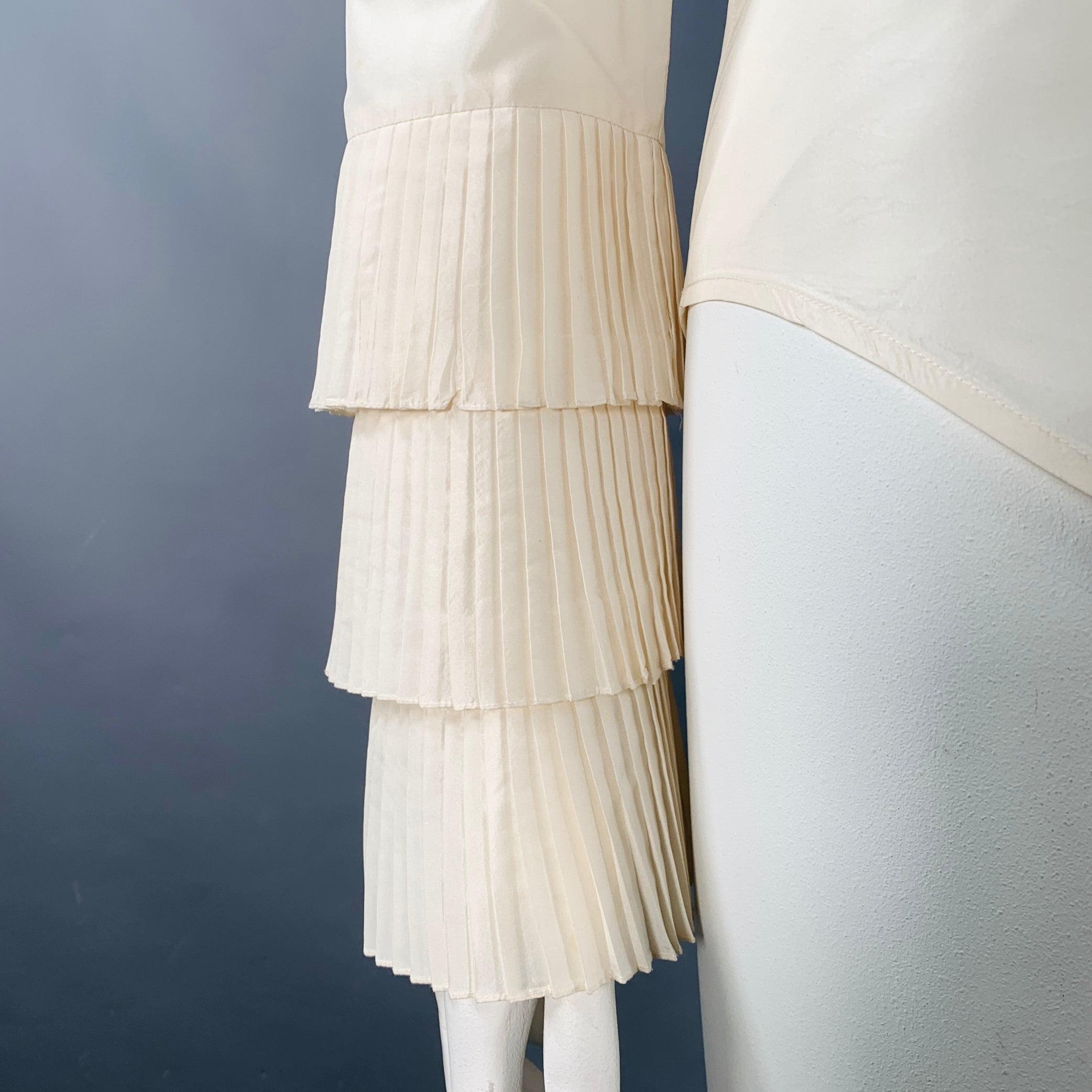 Blouse OSCAR DE LA RENTA
en taffetas crème, avec col rond, manches longues et poignets plissés, et fermeture à boutons. Fabriqué aux Etats-Unis. Excellent état. Étiquette de tissu enlevée. 

Marqué :   10 

Mesures : 
 
Épaule : 15 pouces Poitrine :