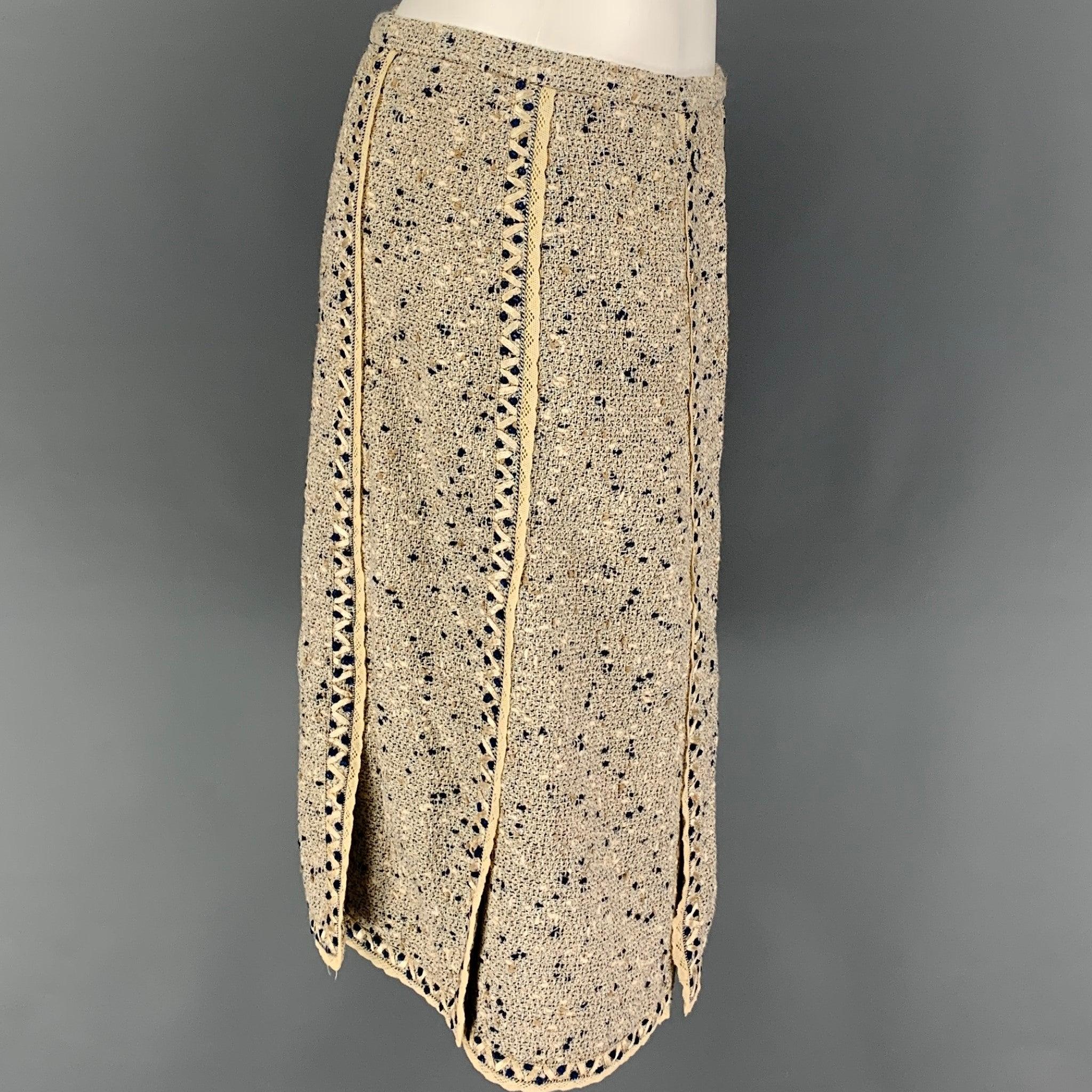 OSCAR DE LA RENTA skirt comes in a beige & blue boucle cotton with a slip liner featuring a tulip style, hook & loop detail, and a zipper closure. Made in Italy.
Very Good
Pre-Owned Condition. 

Marked:   12 

Measurements: 
  Waist: 31 inches 