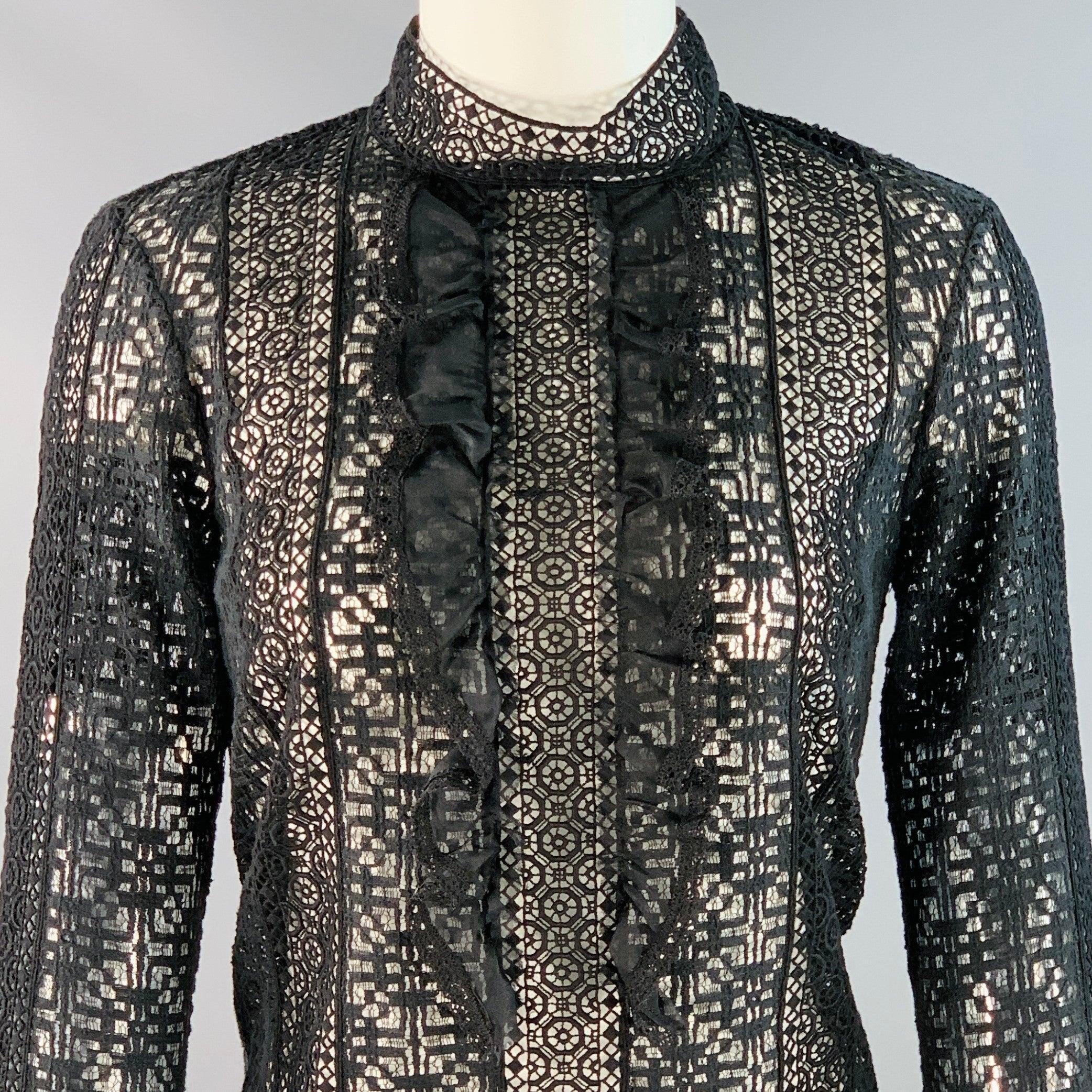 OSCAR DE LA RENTA Bluse
aus schwarzer Baumwollspitze mit Rundhalsausschnitt, Glockenärmeln und einem Haken-Ösen-Verschluss am Rücken. Made in USA.Excellent Pre-Owned Condition. 

Markiert:   2 

Abmessungen: 
 
Schultern: 14,5 Zoll Brustumfang: 36