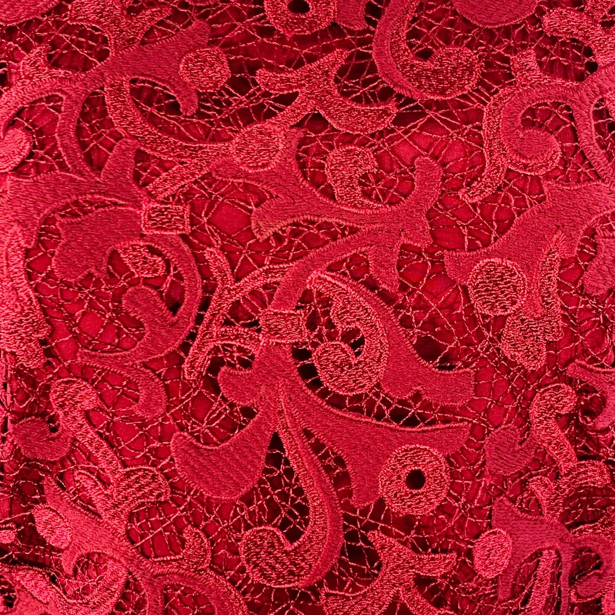 OSCAR DE LA RENTA robe top
en dentelle de polyester bordeaux, sans manches, avec un ourlet péplum et une fermeture à glissière sur le côté.
Fabriqué en Italie. Très bon état. Signes mineurs d'usure de la dentelle. 

Marqué :   2 

Mesures : 
