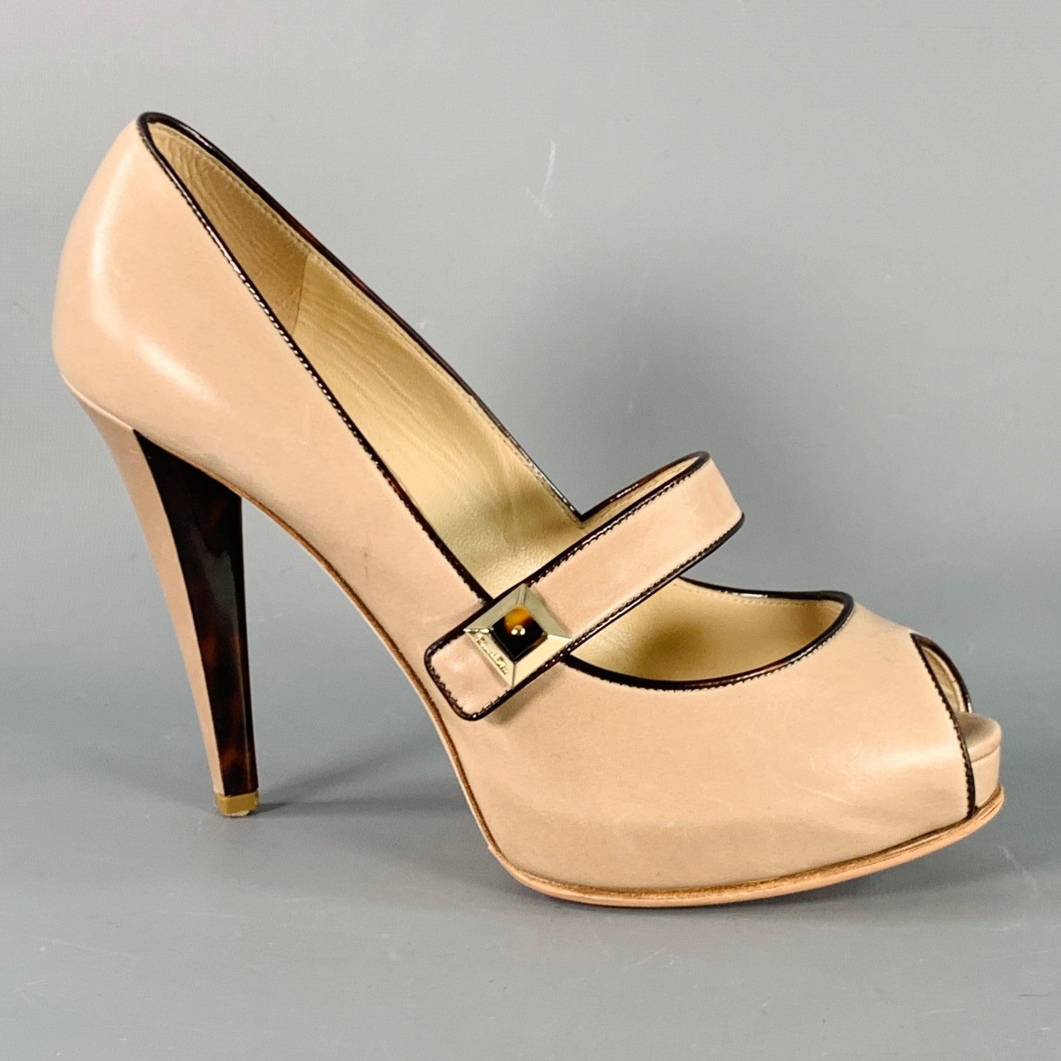 OSCAR DE LA RENTA platform pumps
in a beige leather featuring contrasting brown trim, Mary Jane style, and slip on closure. Made in Italy.Very Good Pre-Owned Condition. 

Marked:   IT 36  

Measurements: 
  Heel: 4.25 inches Platform: 0.5 inches 
 