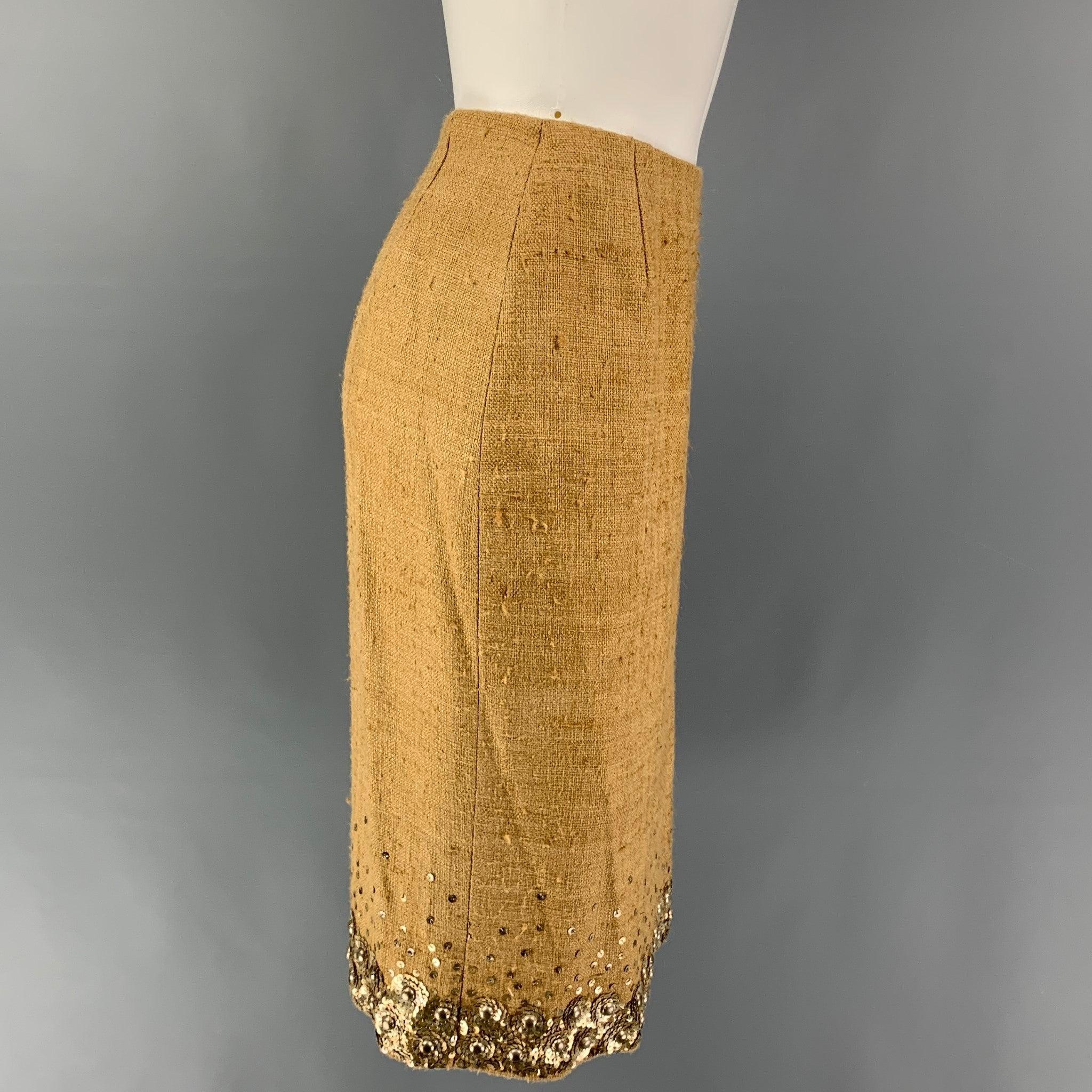 OSCAR DE LA RENTA skirt comes in a beige silk with a slip liner featuring a pencil style, sequined trim, beaded embellishments, and a side zipper closure.
Made in USA. Very Good Pre-Owned Condition. 

Marked:   6 

Measurements: 
  Waist: 27 inches 