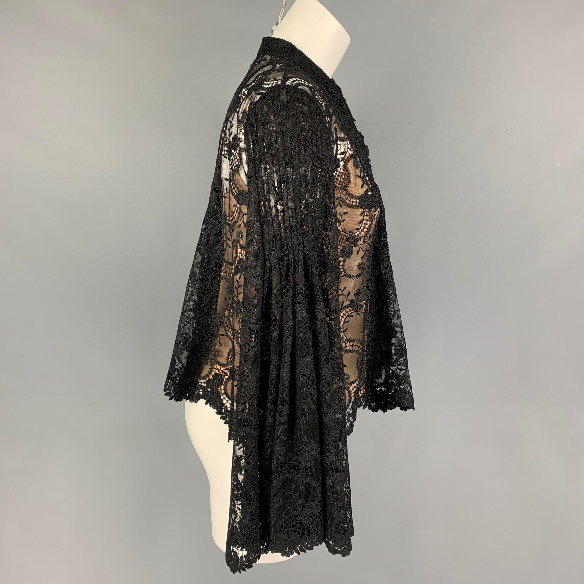 OSCAR DE LA RENTA blouse comes in a black lace silk with a beige silk tank top featuring bell sleeves, collarless, and a buttoned closure. Made in Italy.
Very Good
Pre-Owned Condition. 

Marked:   6 

Measurements: 
 
Shoulder: 15 inches  Bust: 40
