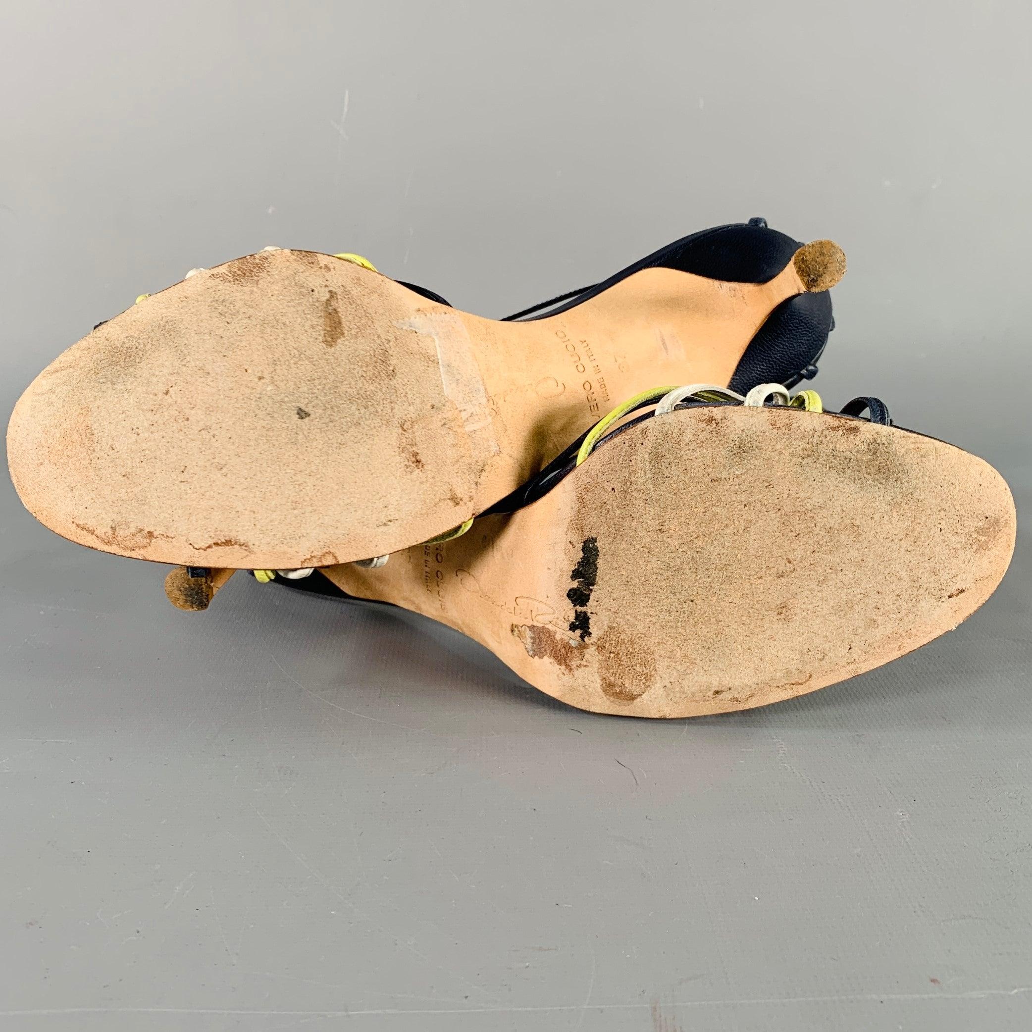 OSCAR DE LA RENTA Size 7 Navy Yellow Leather Strappy Sandals For Sale 2