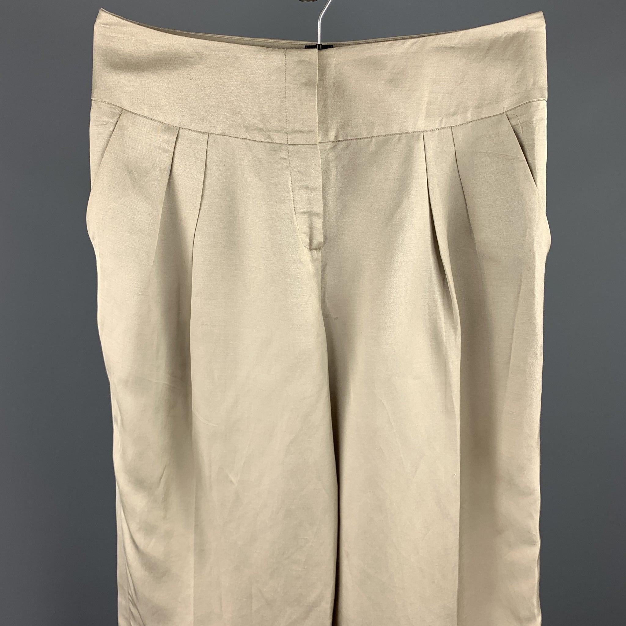 Le pantalon habillé OSCAR DE LA RENTA se compose d'un mélange de lin beige, d'une jambe large raccourcie, de plis, de poches fendues et d'une fermeture à glissière. Fabriqué en Italie.
Etat d'occasion. 

Marqué :   8 

Mesures : 
  Taille : 30
