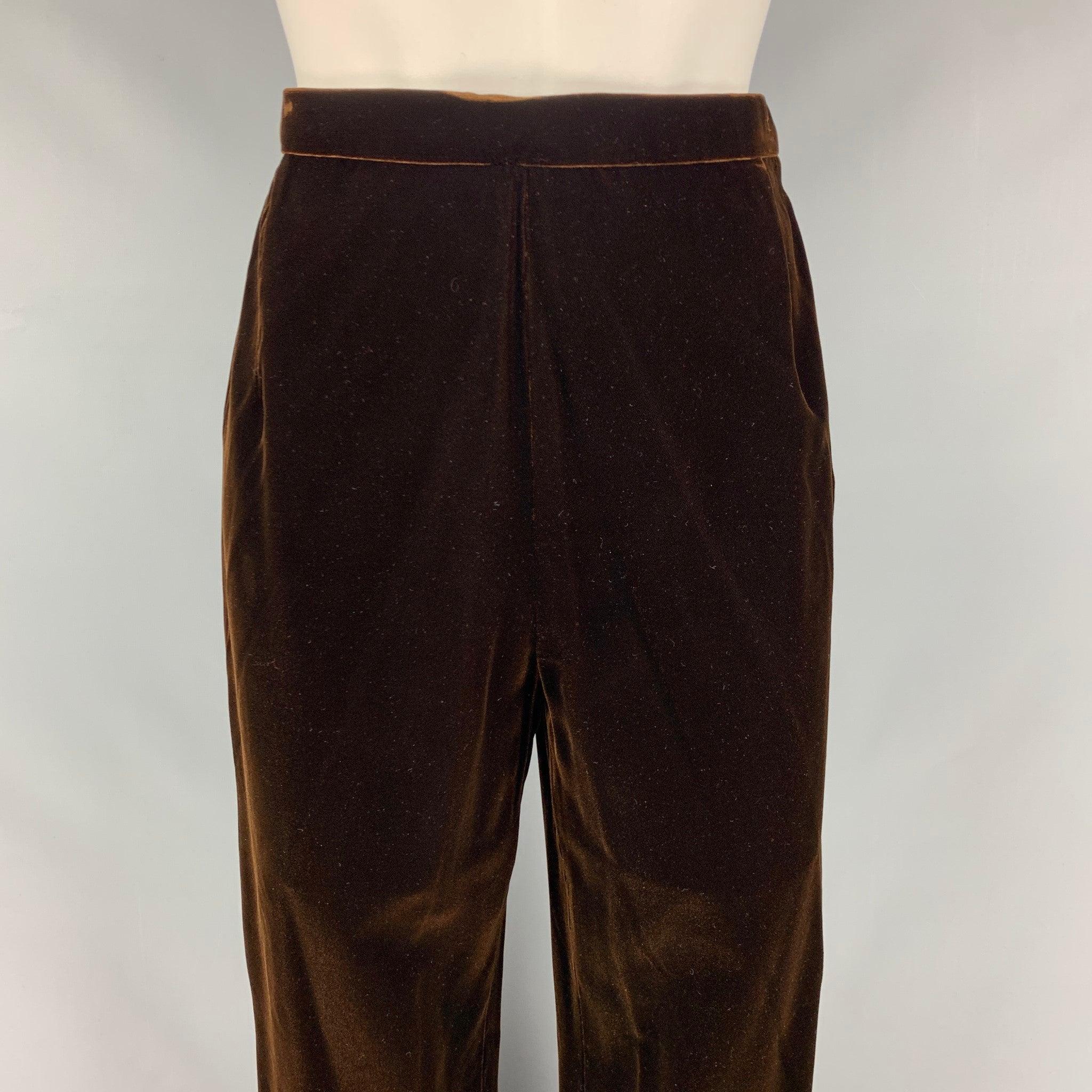 OSCAR DE LA RENTA dress pants comes in a brown velvet material featuring a wide leg style and a side zipper closure. Made in USA.Excellent Pre- Owned Condition. 

Marked:  8 

Measurements: 
 Waist: 28 inches Rise: 12 inches Inseam: 31 inches 
 
